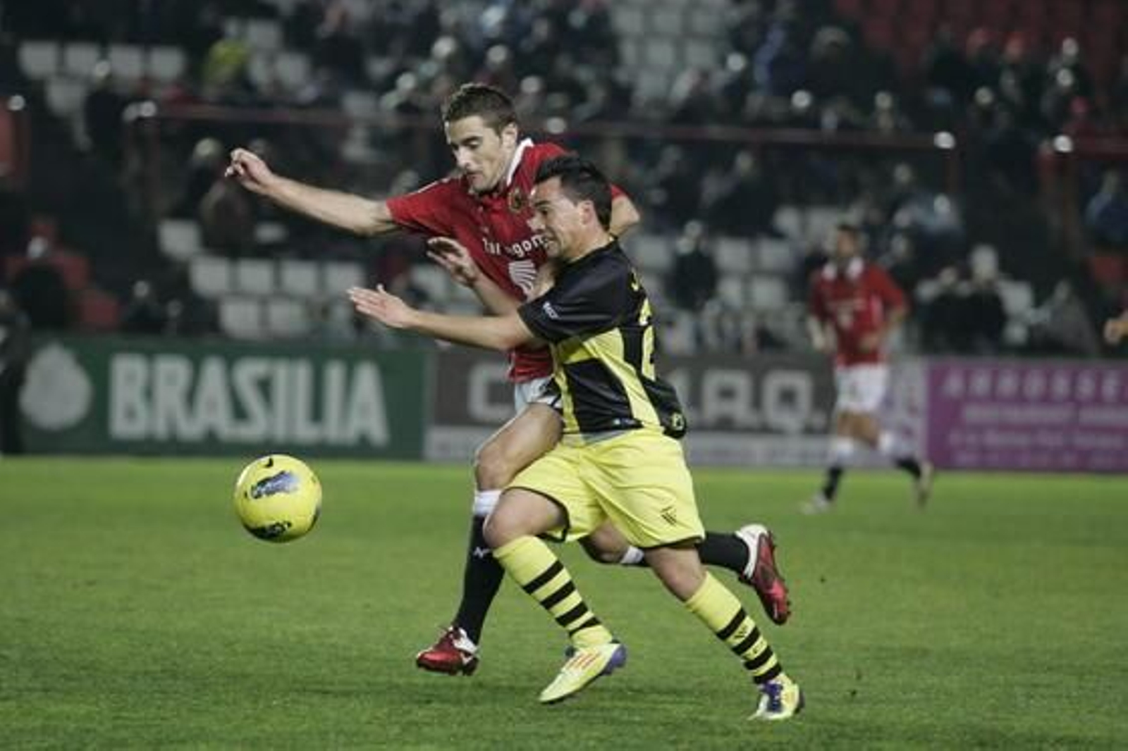 Pepe Díaz intenta conservar la posesión ante un rival. / LOF