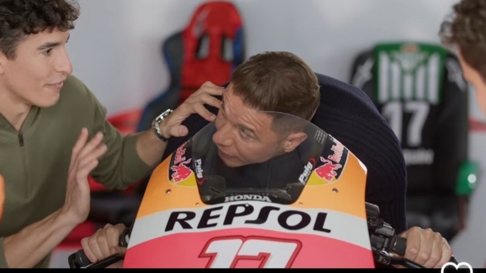 Marc Márquez le enseña a Joaquín cómo colocarse en la moto