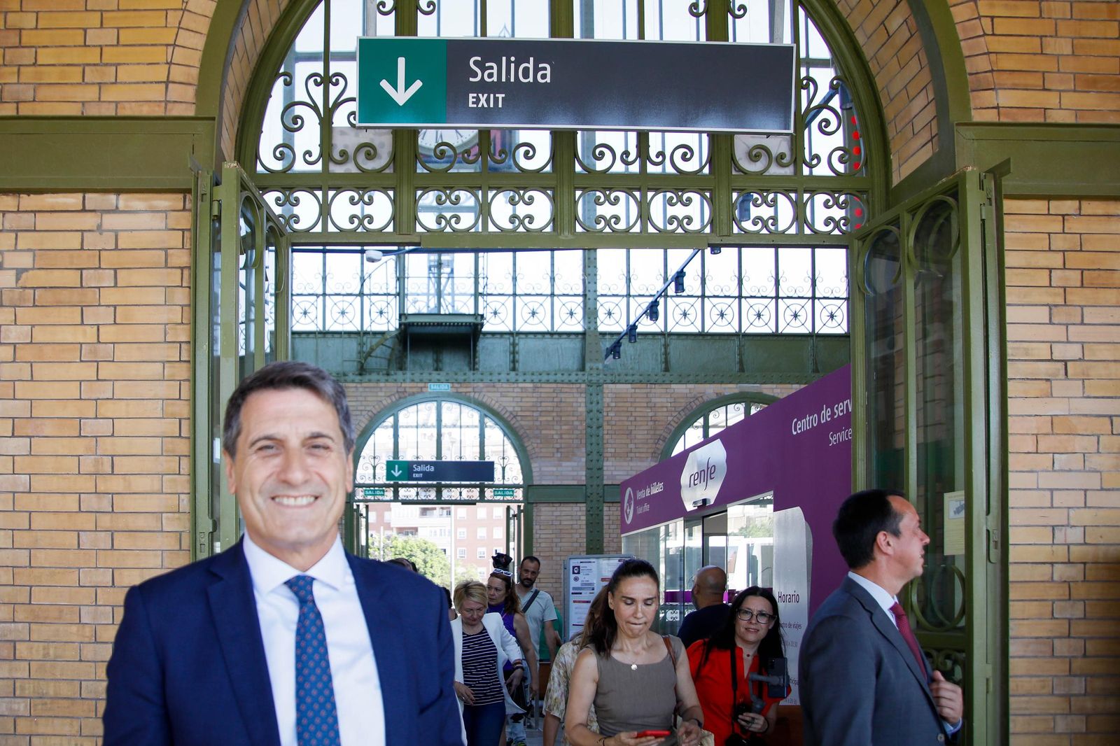 El delegado del Gobierno, Pedro Fernández, visita la estación histórica de Renfe en Almería, en imágenes