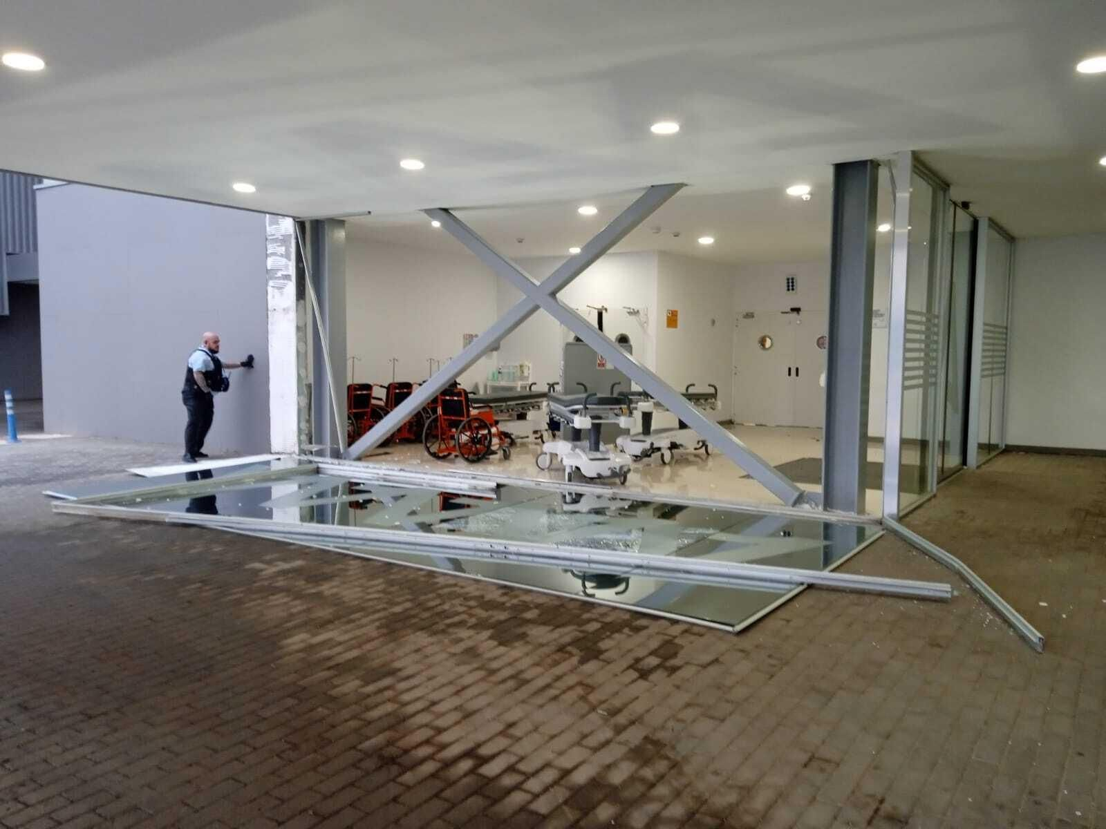 La cristalera de gran tamaño en la zona de Urgencias, en el suelo.