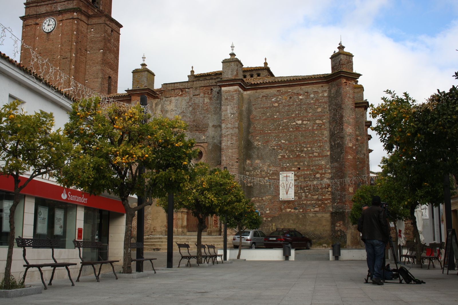La plaza del Divino Salvador de Cortegana a primera hora de la tarde de ayer con un equipo de televisión.