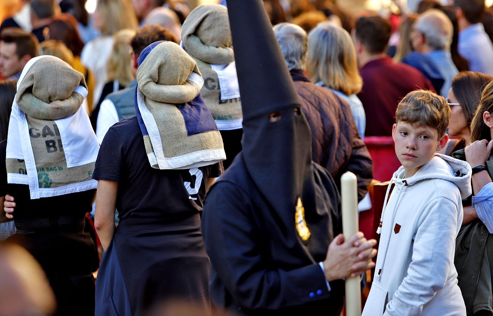 La Hermandad de la Buena Muerte procesiona por las calles de Huelva