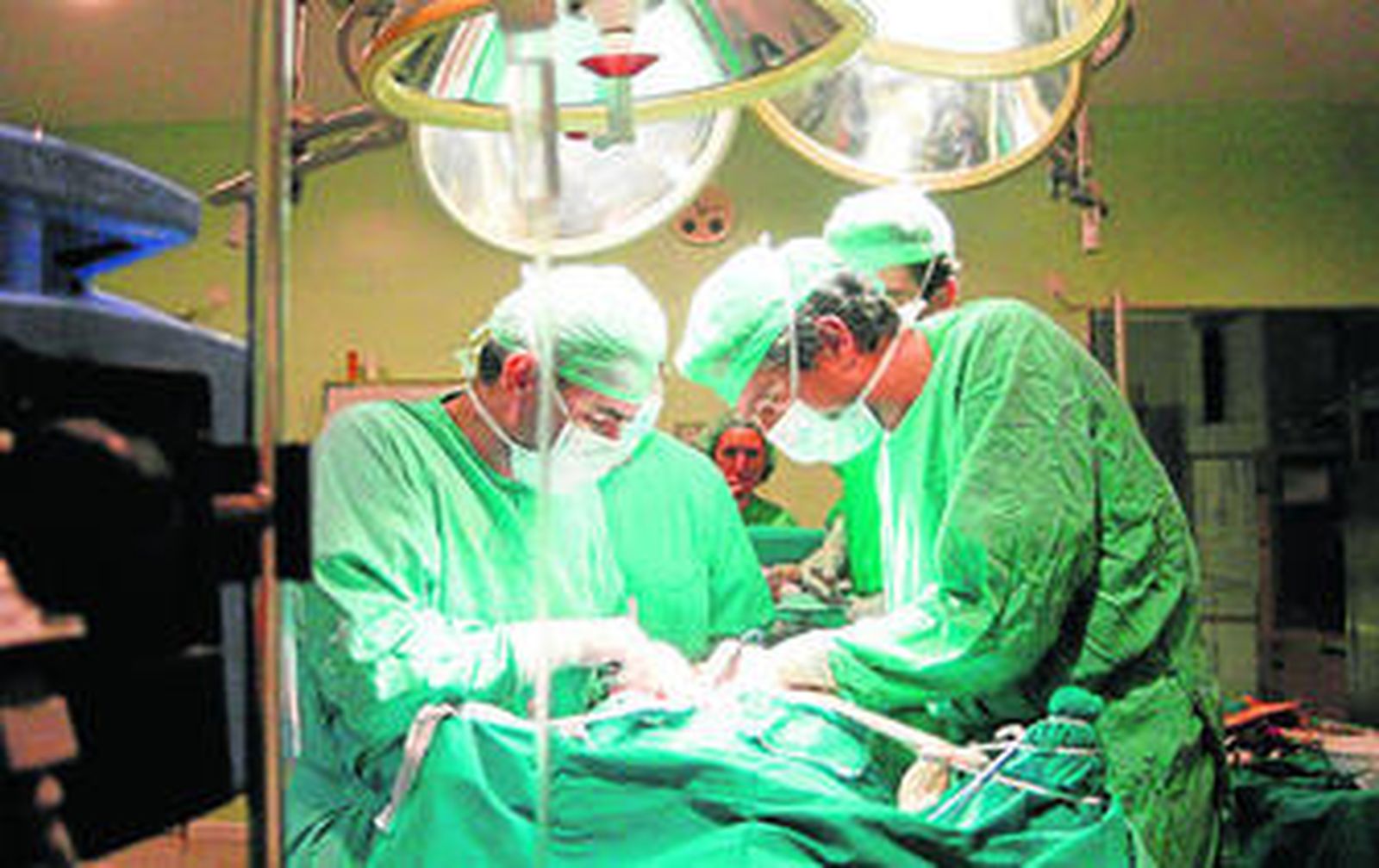 Gran participación en una de las protestas contra los recortes celebradas en el Hospital Reina Sofía.