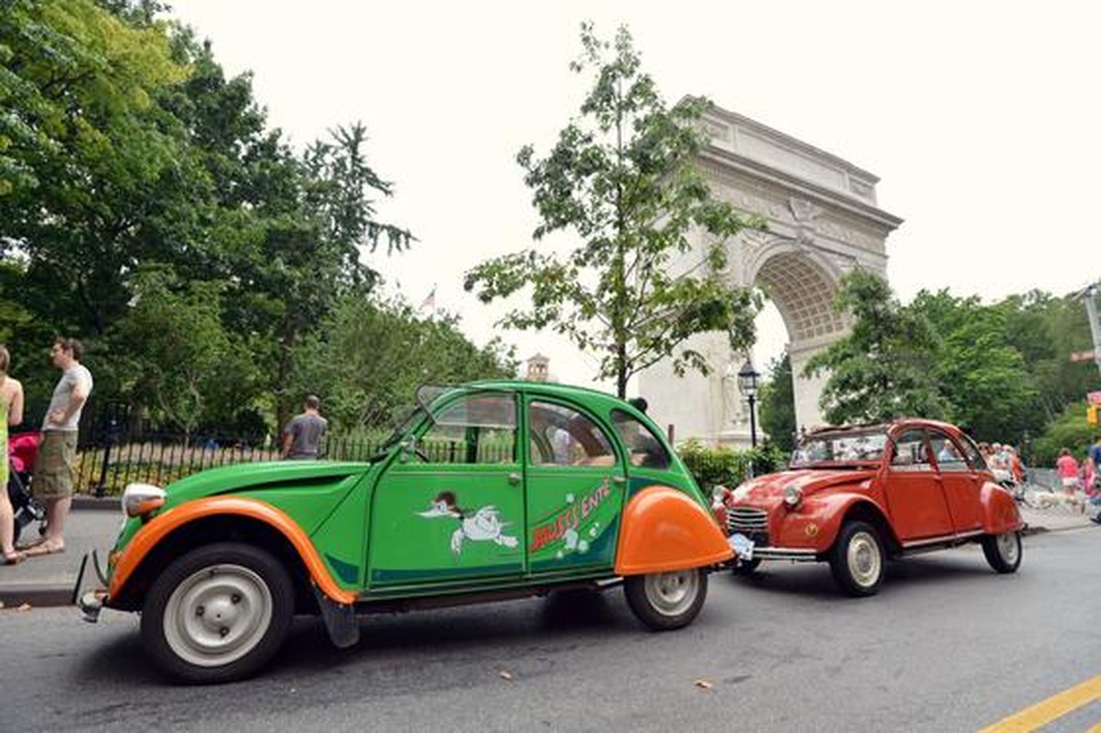 Los fanáticos del motor se pasean en los míticos Citroën 2CV que recorrieron las calles de Nueva York en un 'rally especial'.

Foto: AFP PHOTO