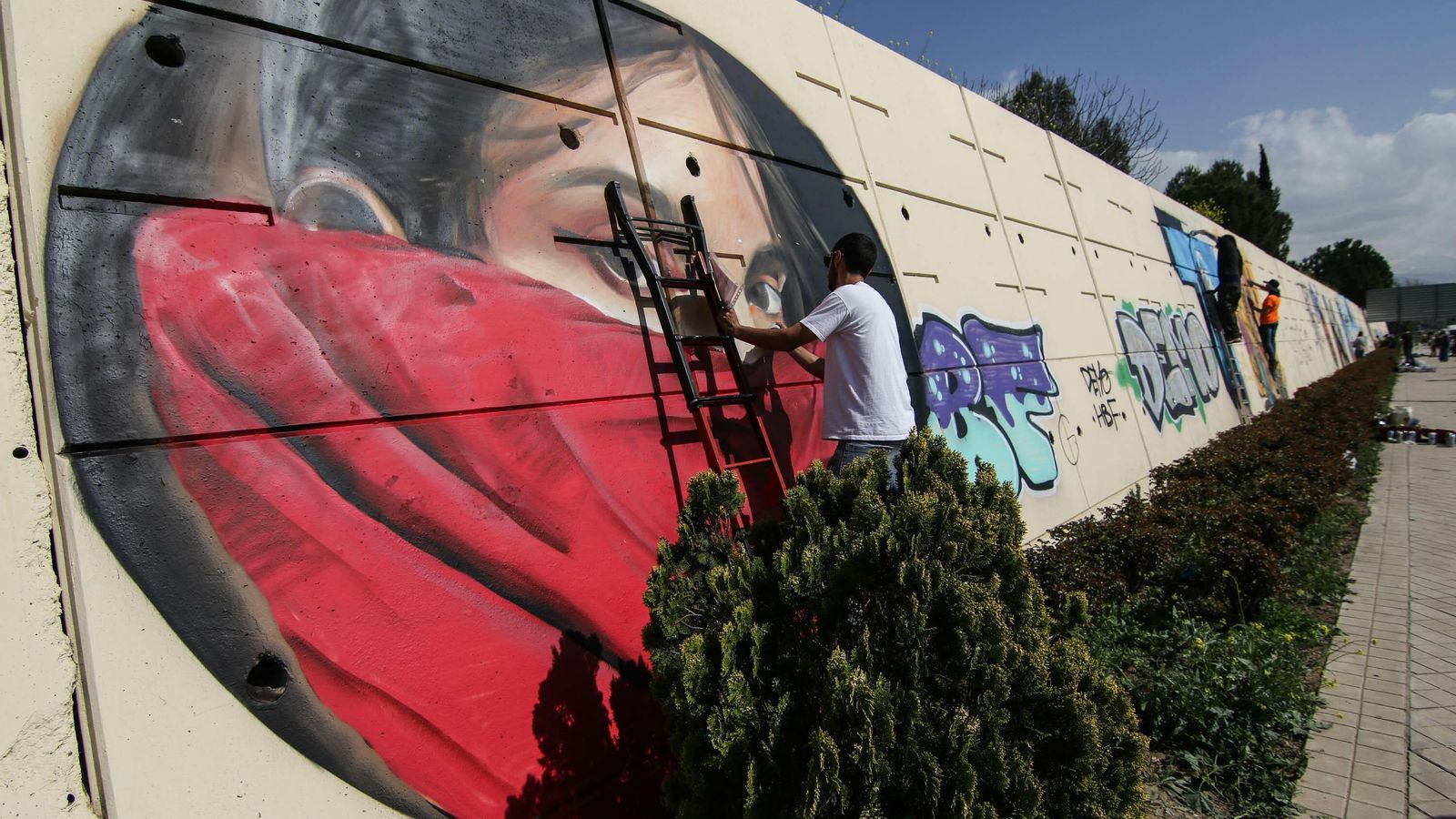 Uno de los grafitis en honor a la artista en Granada.