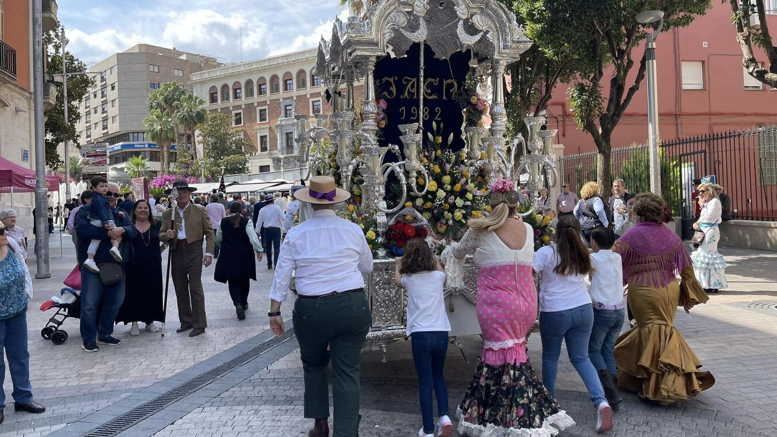 La carreta enfila la Plaza de la Constitución para llegar hasta el centro histórico.