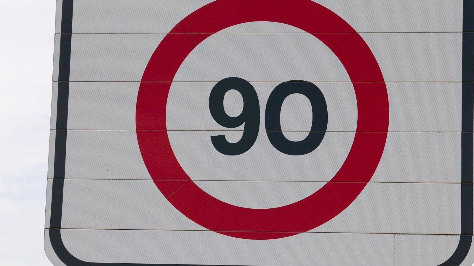 Señal con límite a 90 km/h.