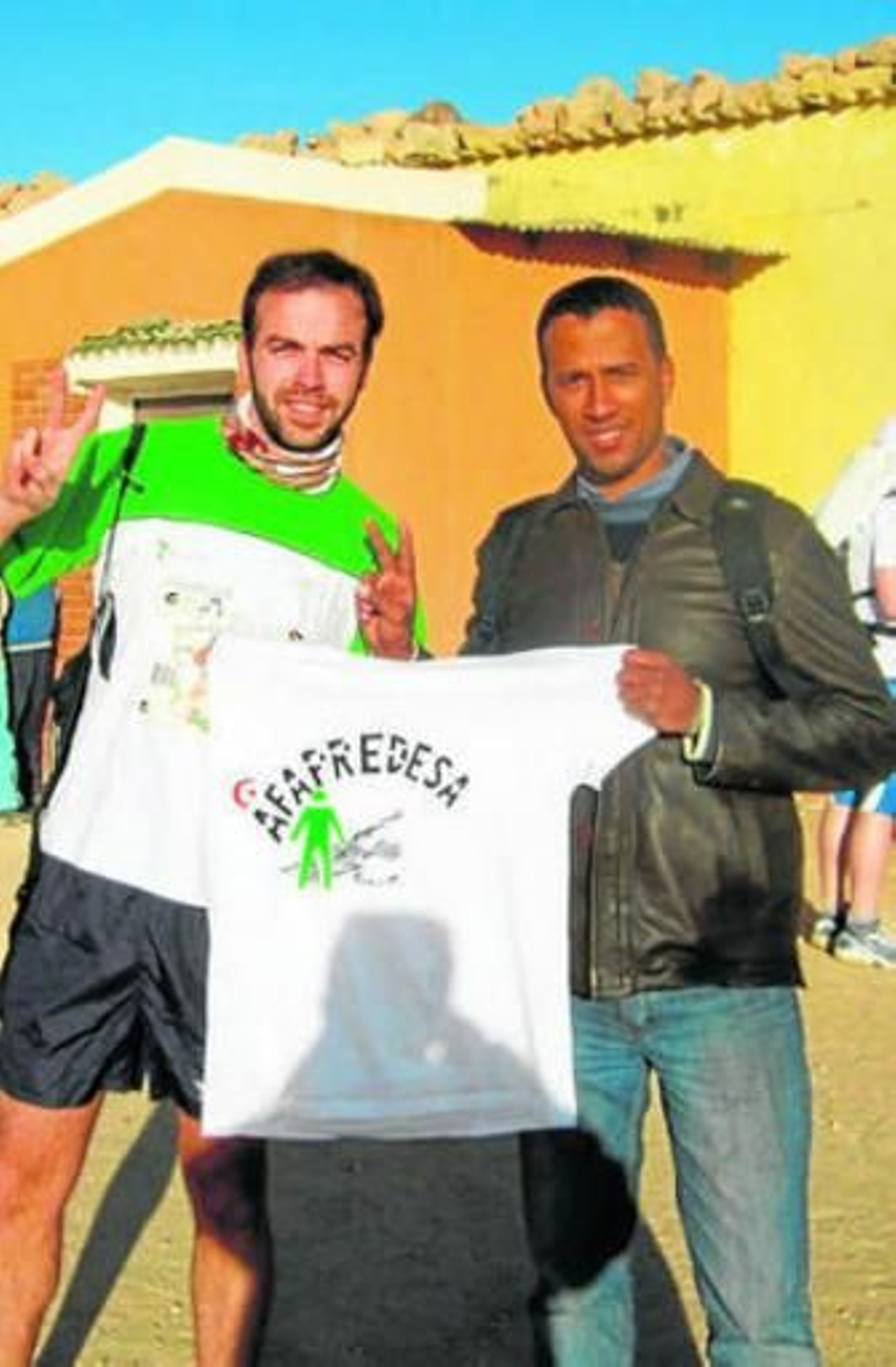 Pepe Oropesa (a la izquierda) en el campo de refugiados saharauis. Pepe Oropesa (a la izquierda) en el campo de refugiados saharauis.