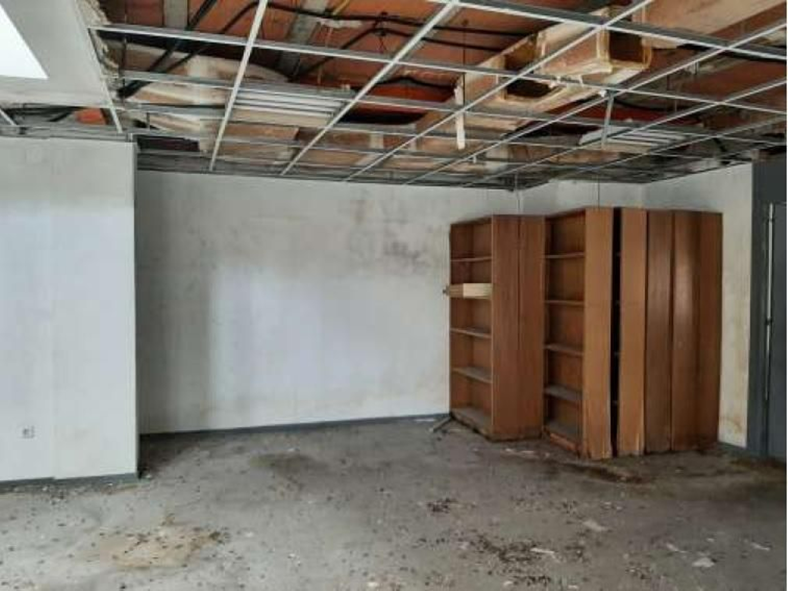 Suciedad acumulada en la antigua biblioteca de la calle Alfonso XII