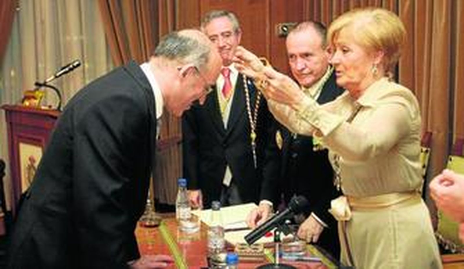 Pascual Vicente Crespo ingresó ayer en la Academia de Medicina.