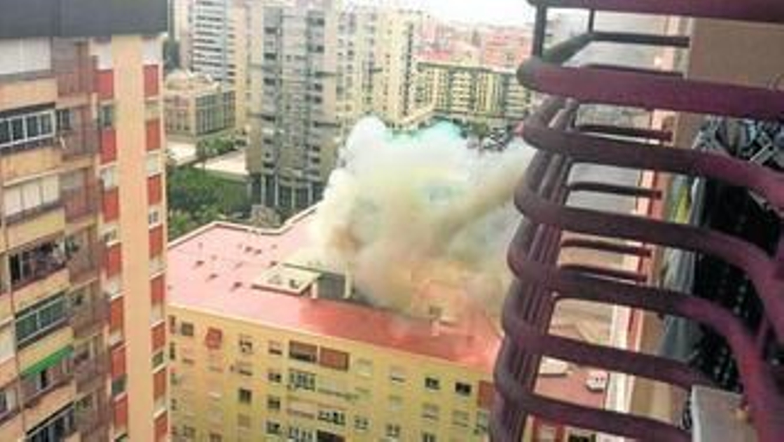 Azotea del edificio donde se puede ver la columna de humo.