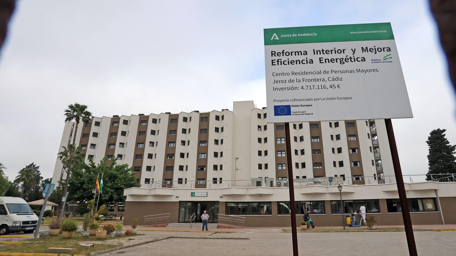 Exterior de la residencia de mayores de La Granja.