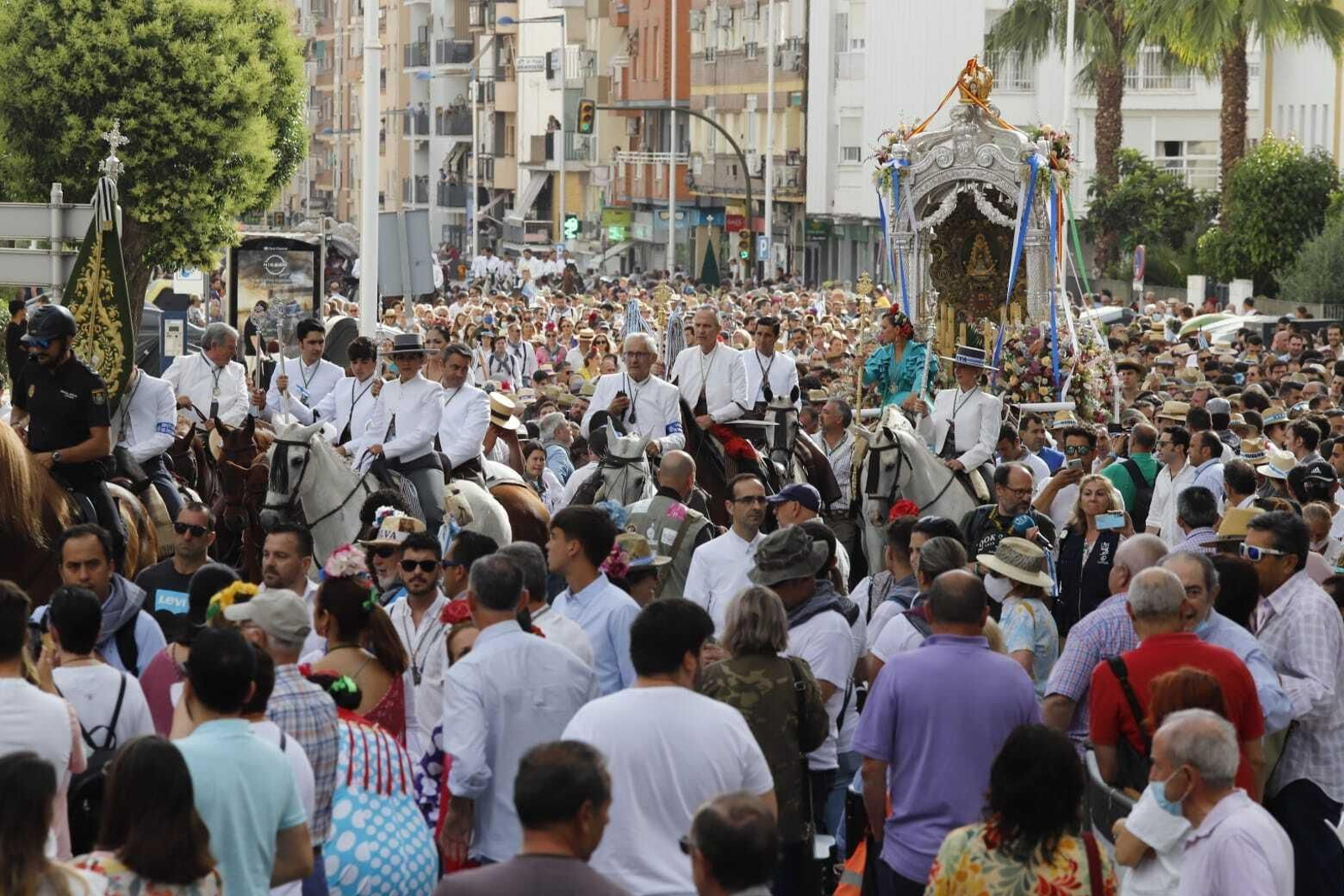 Las primeras imágenes de la Hermandad del Rocío de Huelva por las calles de la capital