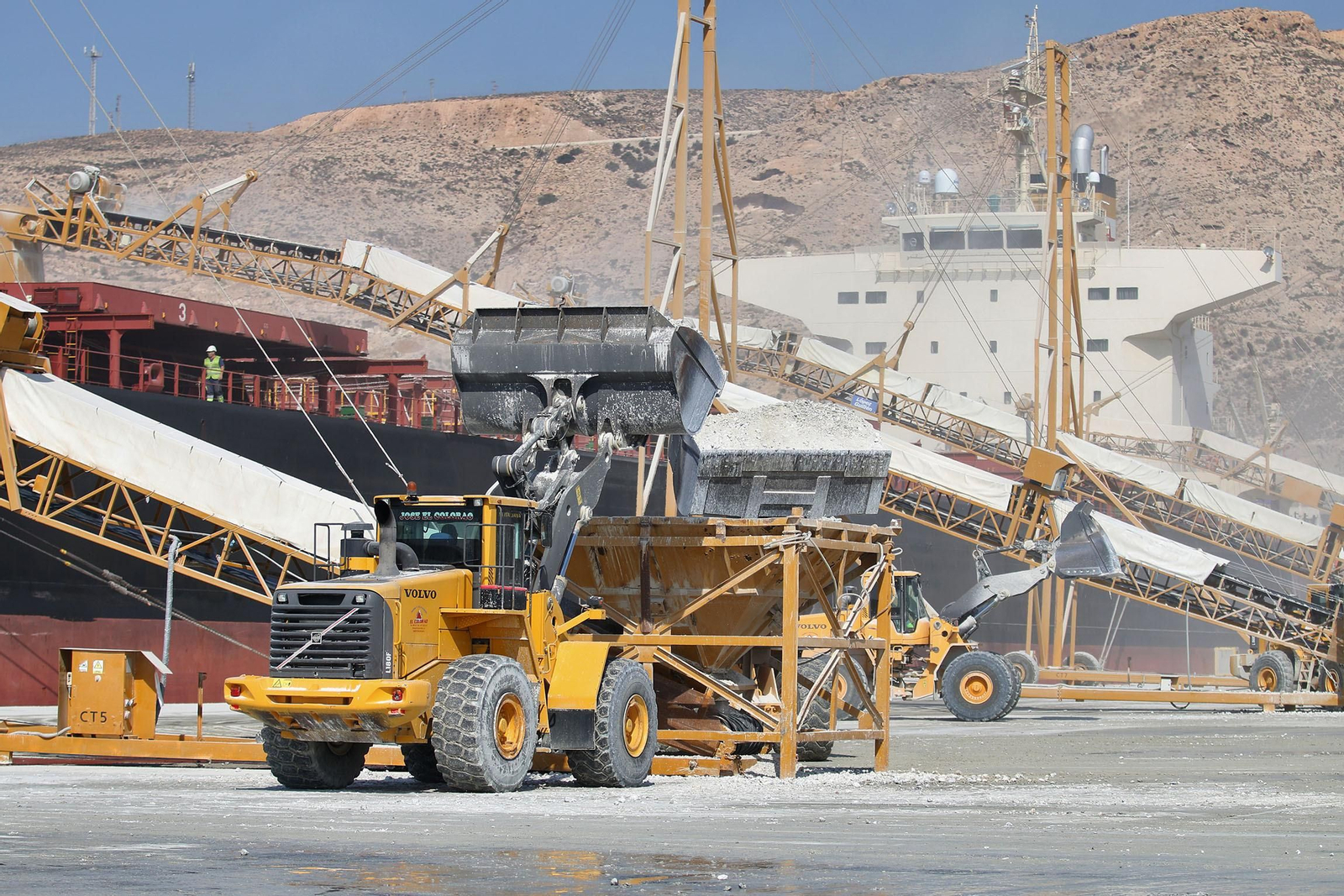 Así se carga en grandes barcos el yeso de Almería para exportarlo al extranjero