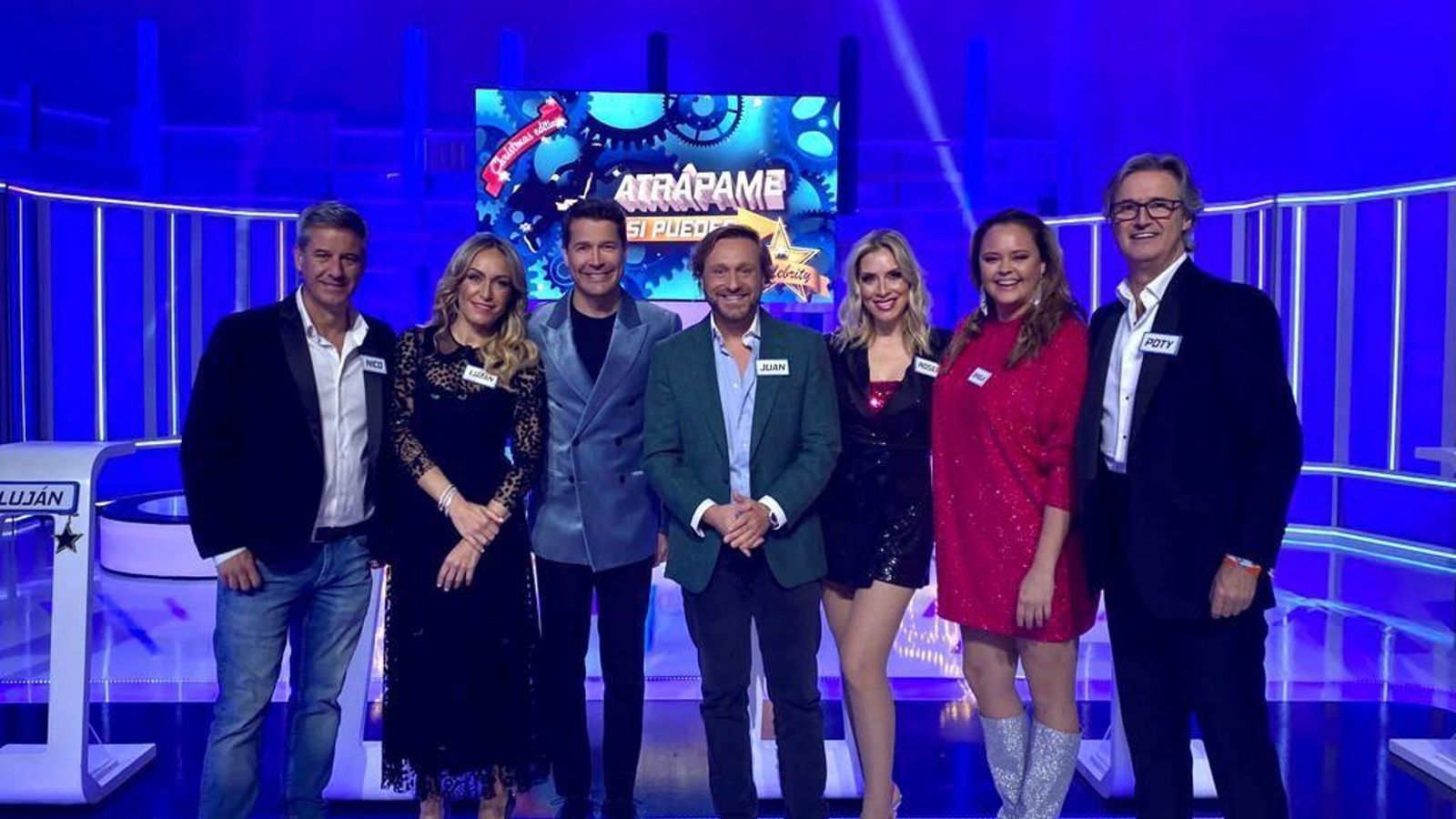 Jaime Cantizano, presentador del programa, junto a todos los concursantes.