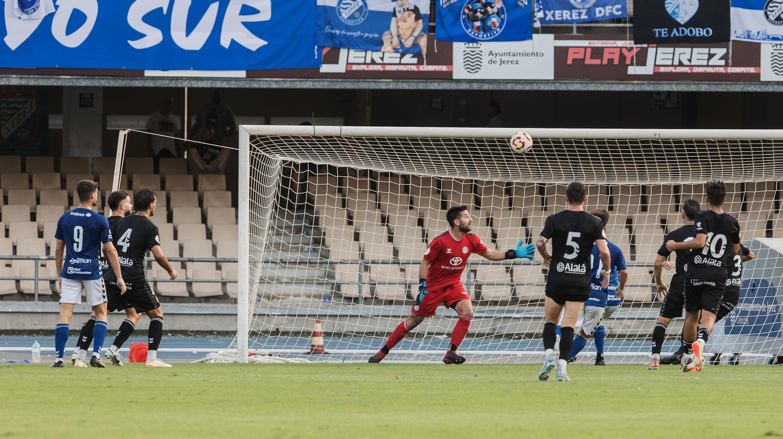 Imágenes del triunfo del Xerez DFC en el 34 Trofeo de la Vendimia