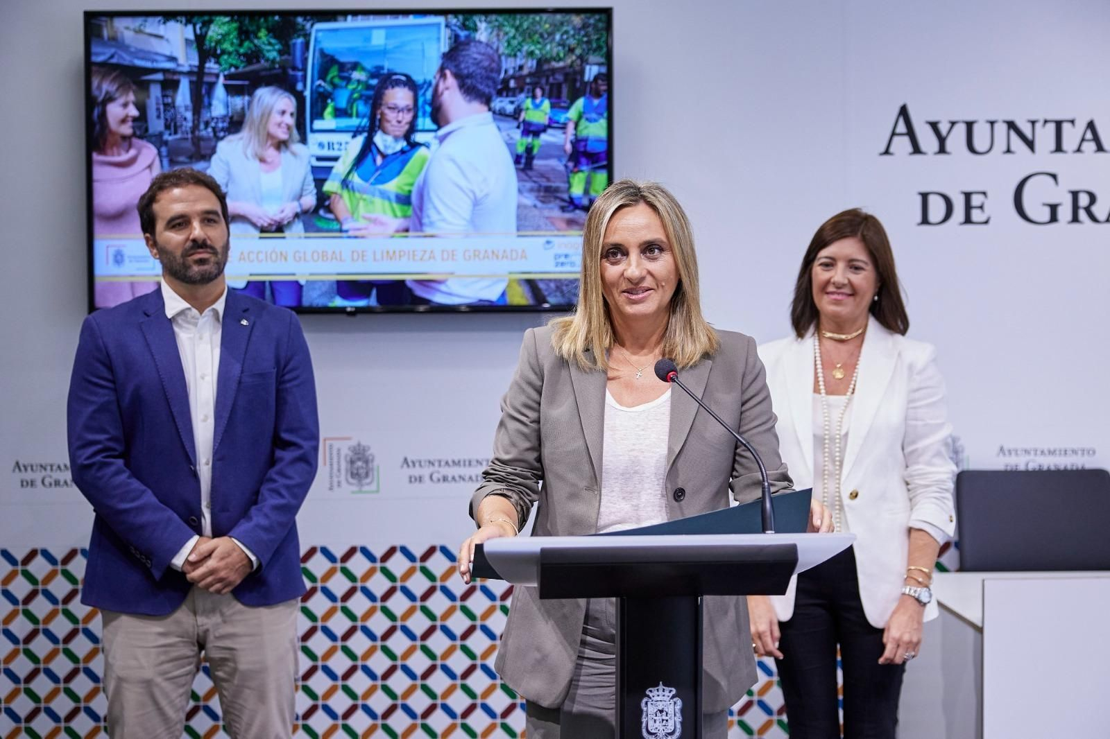 La alcaldesa de Granada, con la concejal de Limpieza y el gerente de Inagra.