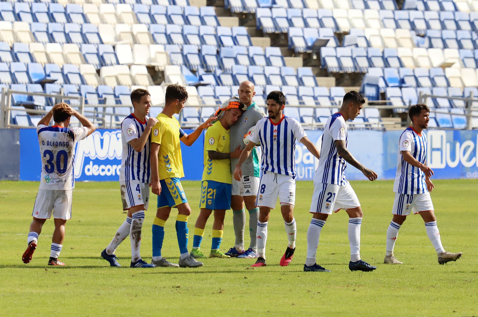 Dani Molina y Nauzet consuelan a dos jugadores de Las Palmas Atlético.