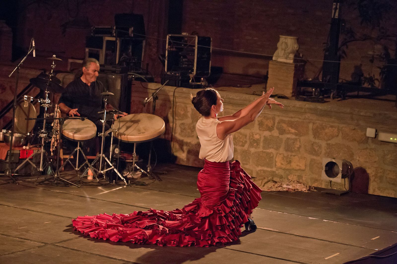 Carina 'La Debla', de rodillas a los pies de la hermosa torre.