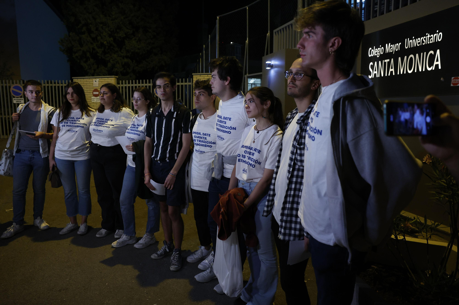 Manifestación en el colegio mayor Santa Mónica