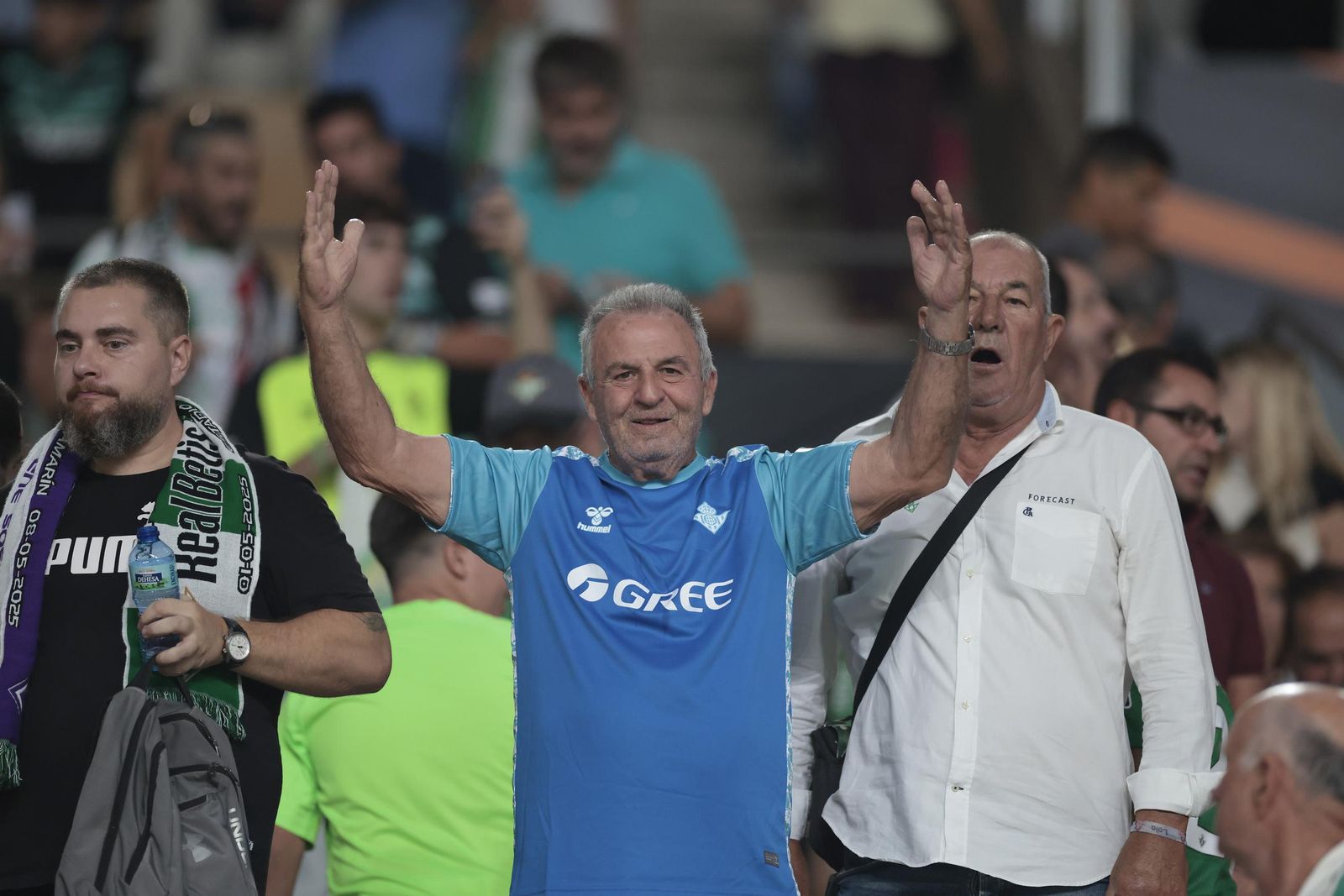 Búscate en las fotos del Betis - Nottingham Forest