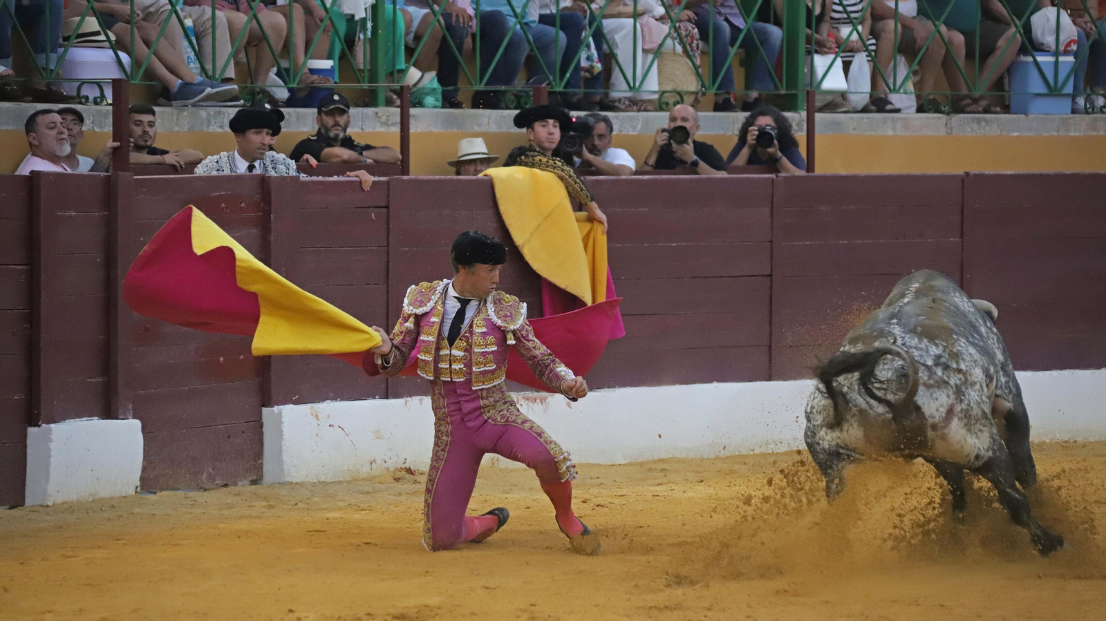 Fotos de la corrida del viernes de la Feria de La Línea: Curro Díaz, Manuel Escribano y David Galván