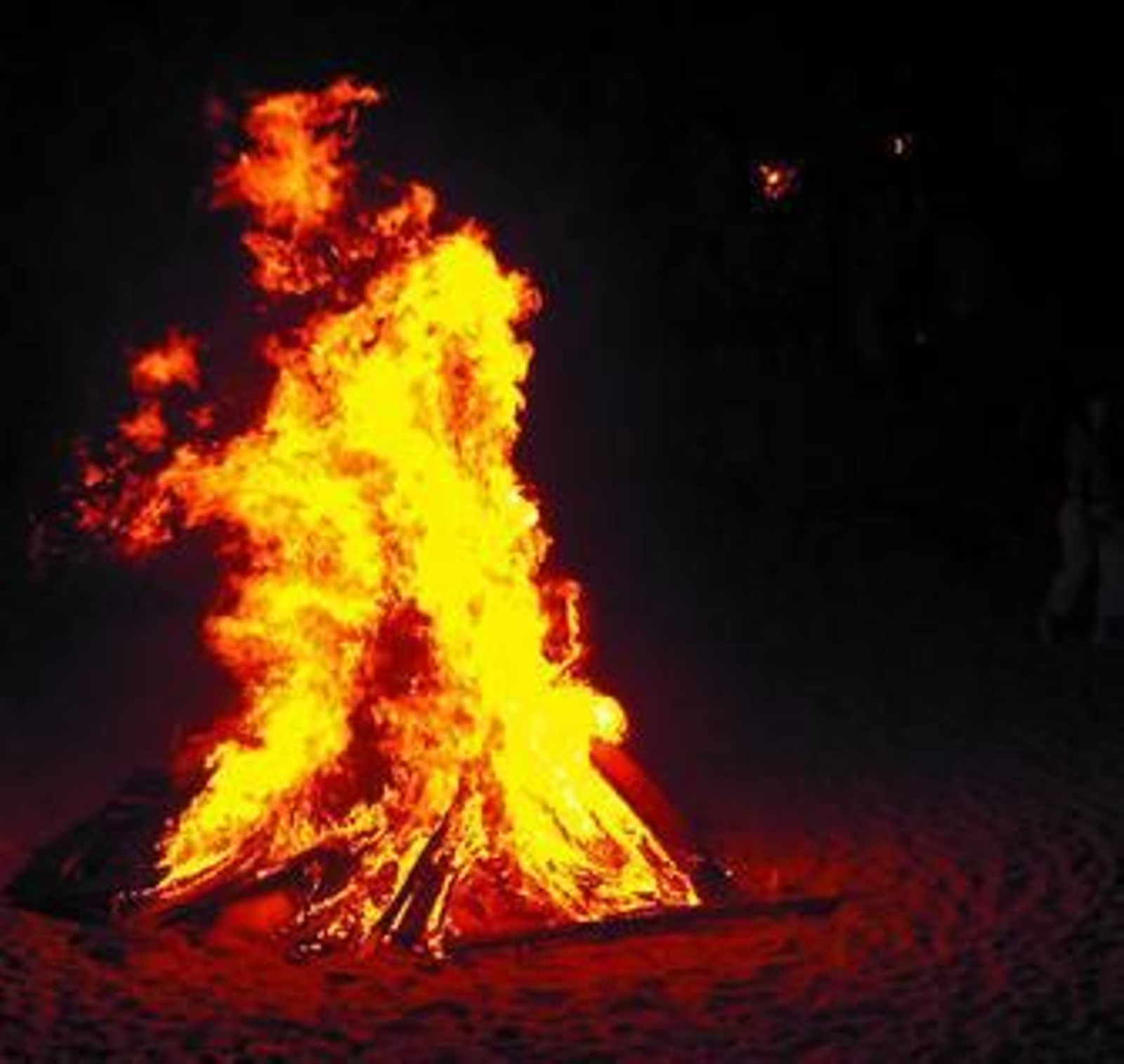 1. La quema de objetos en las hogueras está asociada tradicionalmente a la purificación. 2. En todas  las culturas, las brujas han sido consideradas como seres con poderes mágicos que trascendían lo humano.               3. La Mano de Fátima, considerada como un amuleto. 4. Ilustración            de un grupo de moriscos.