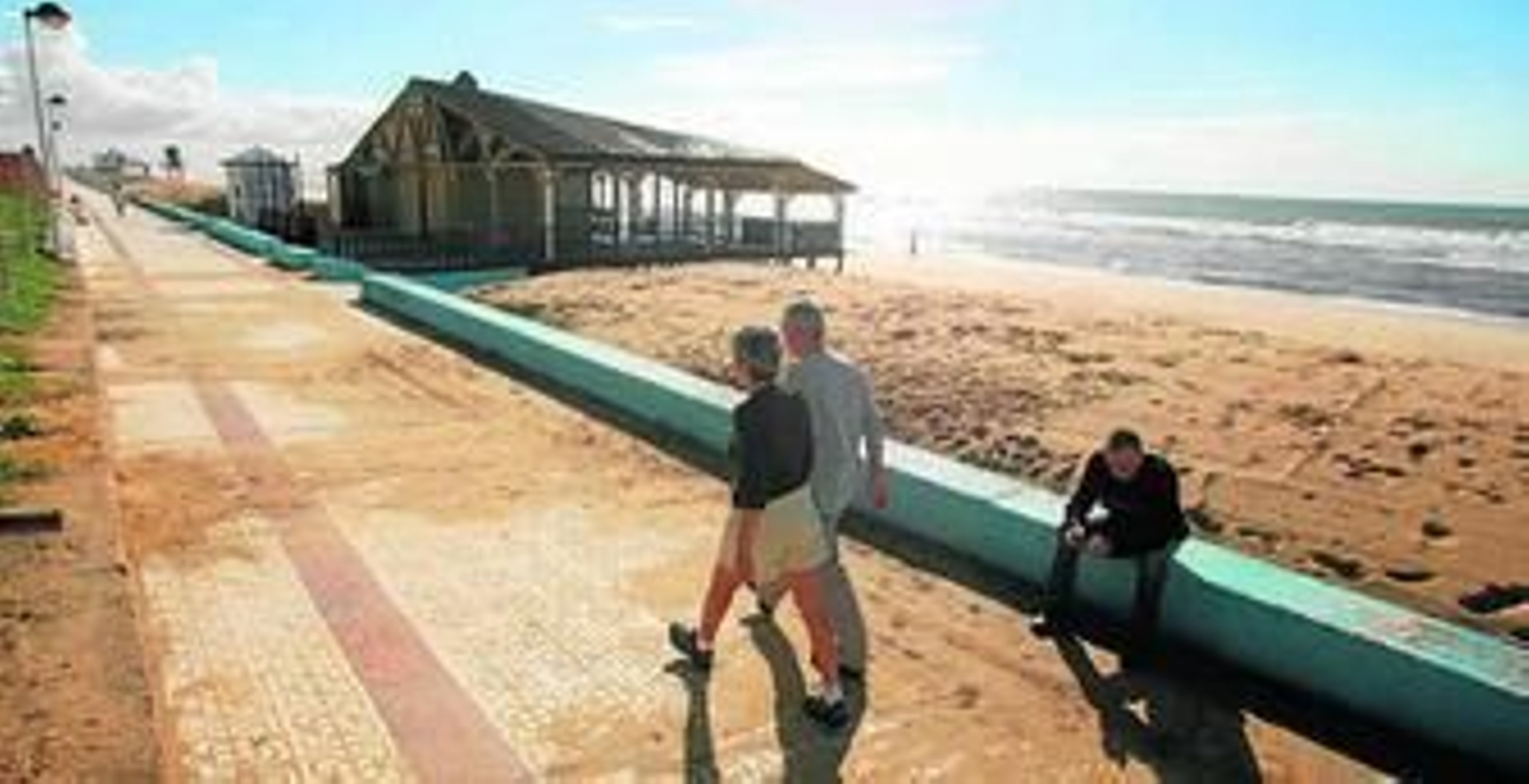 Algunas personas, ayer, en el Paseo Marítimo de Matalascañas.