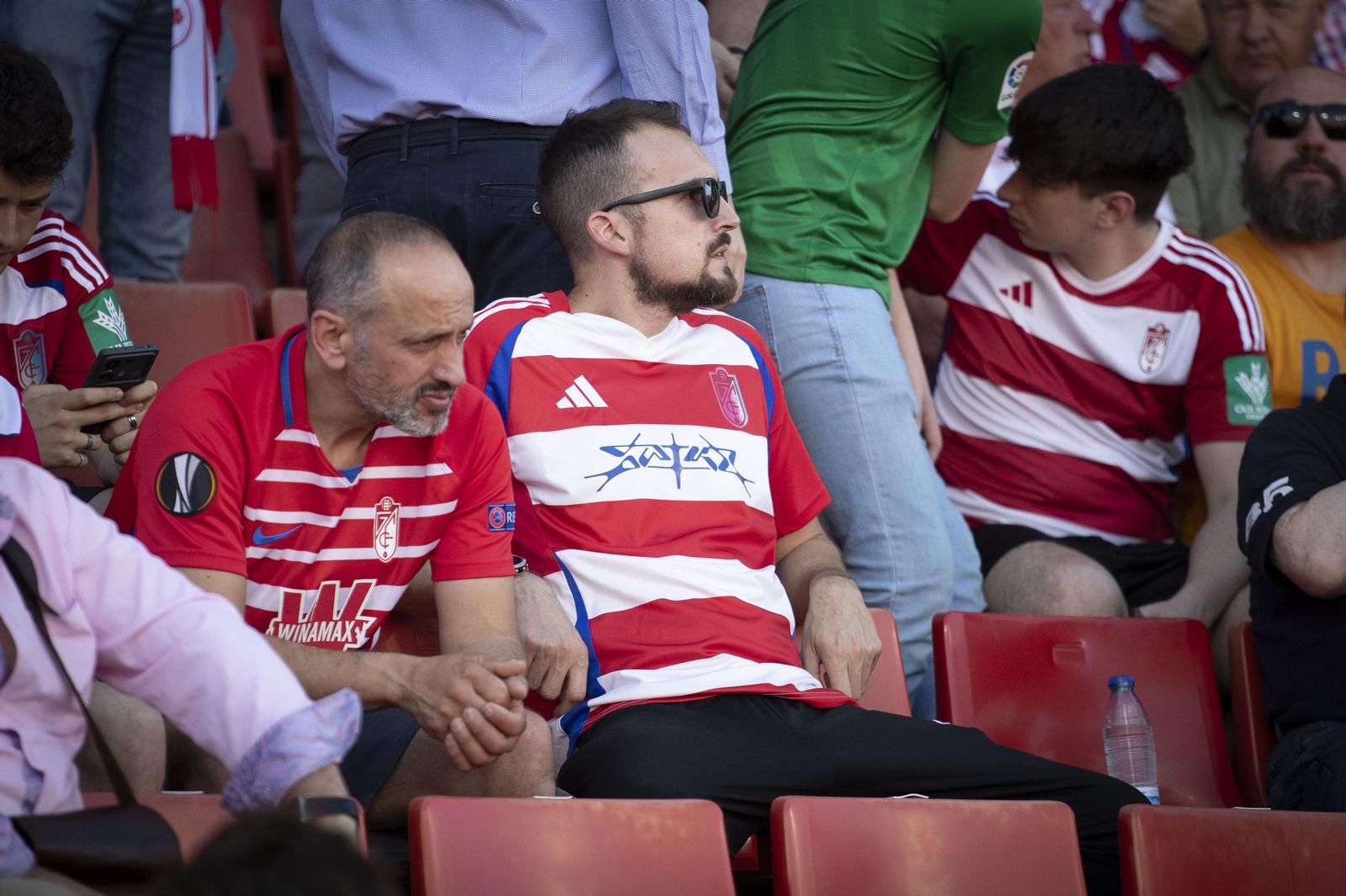 Encuéntrate en la grada de Los Cármenes en el Granada-Castellón