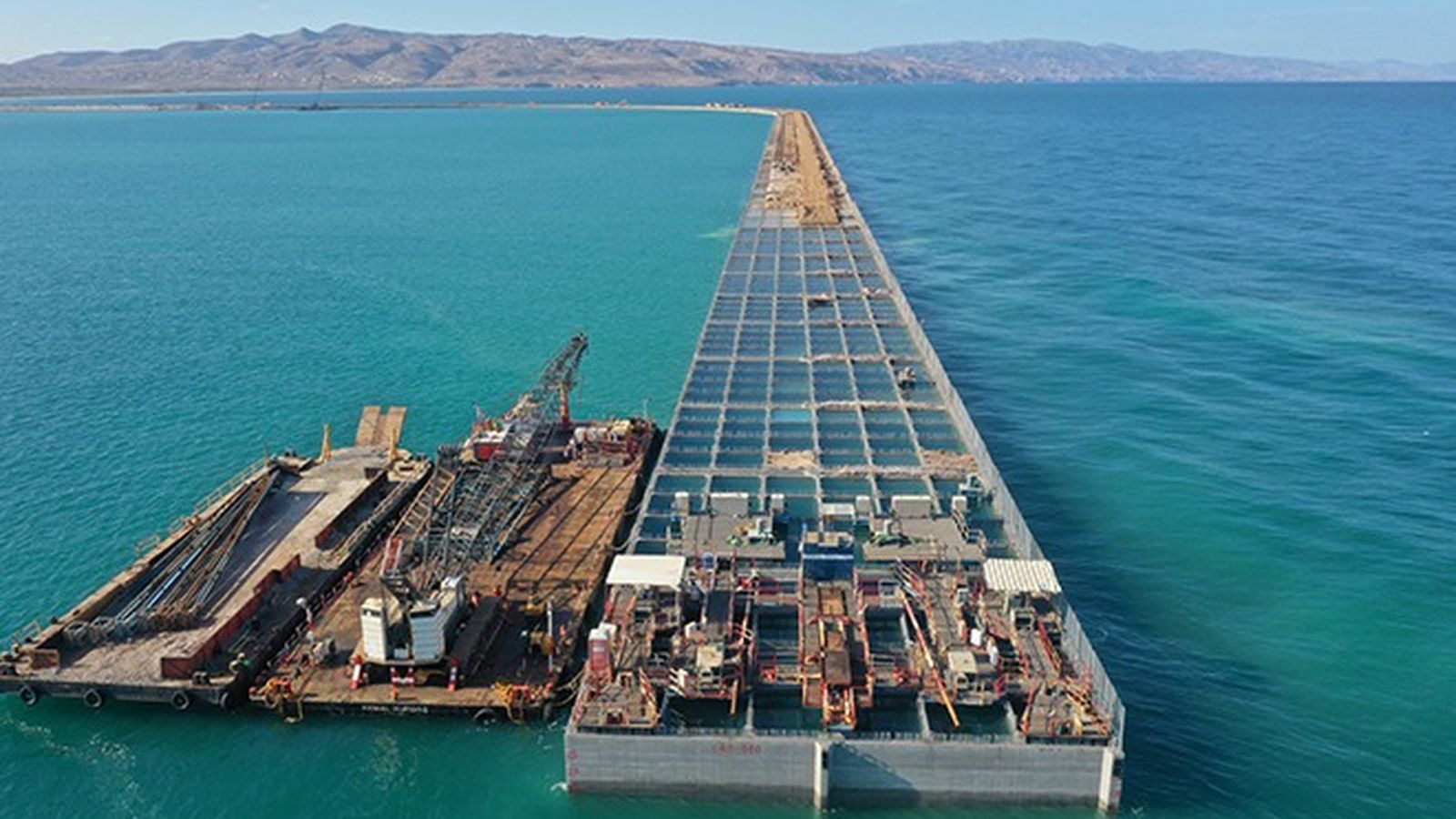 Construcción de uno de los diques del puerto de Nador West Med.