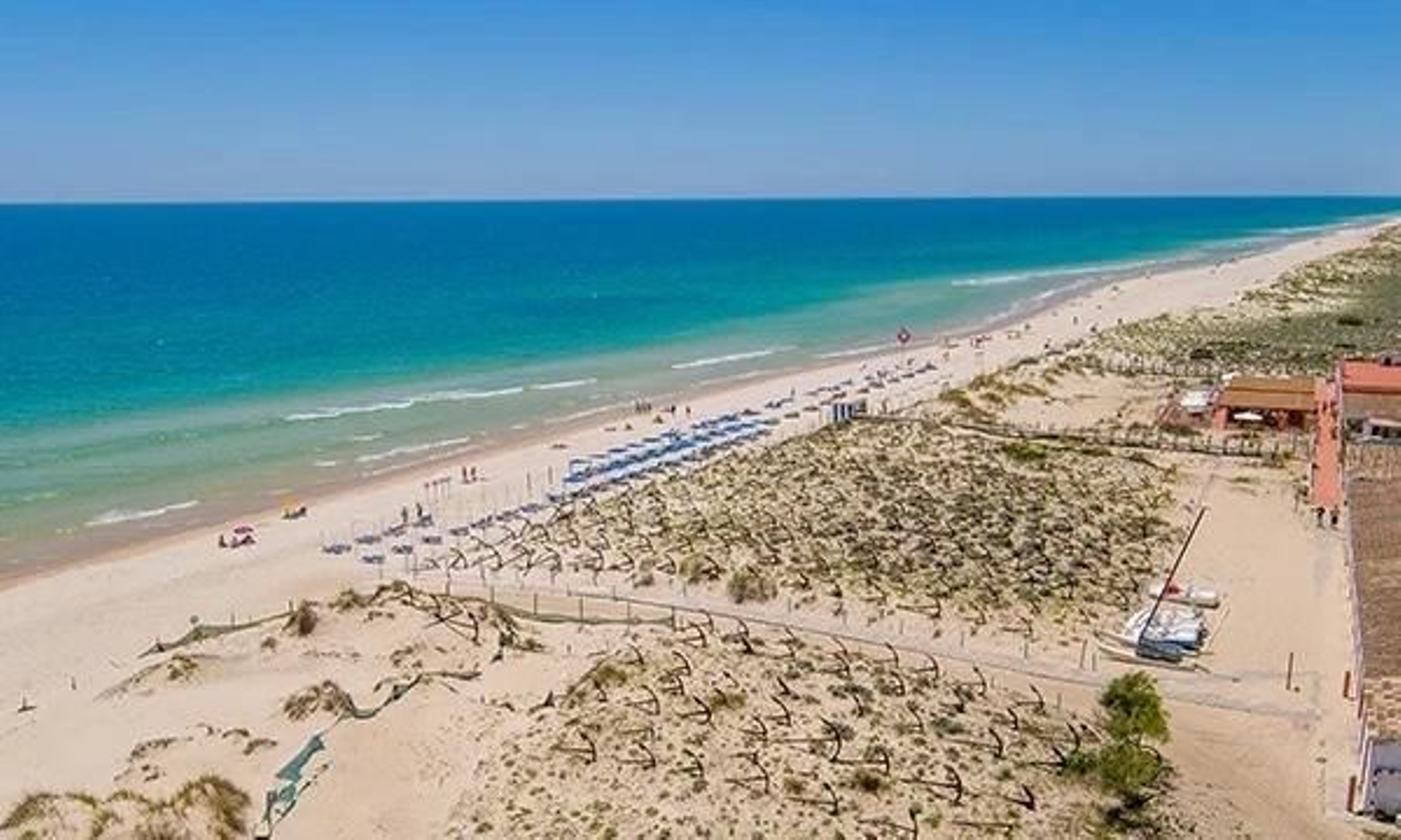 Una playa portuguesa de arena blanca y aguas turquesas