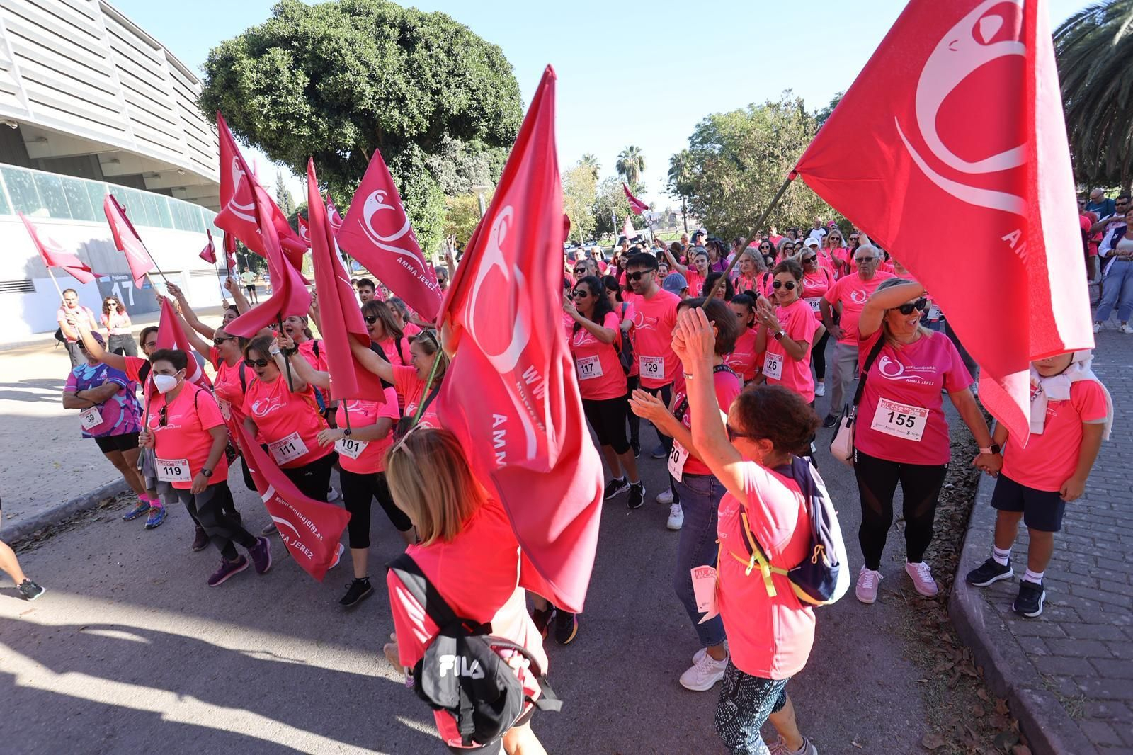 La Marcha Rosa contra el cáncer de mama recorre las calles de Jerez