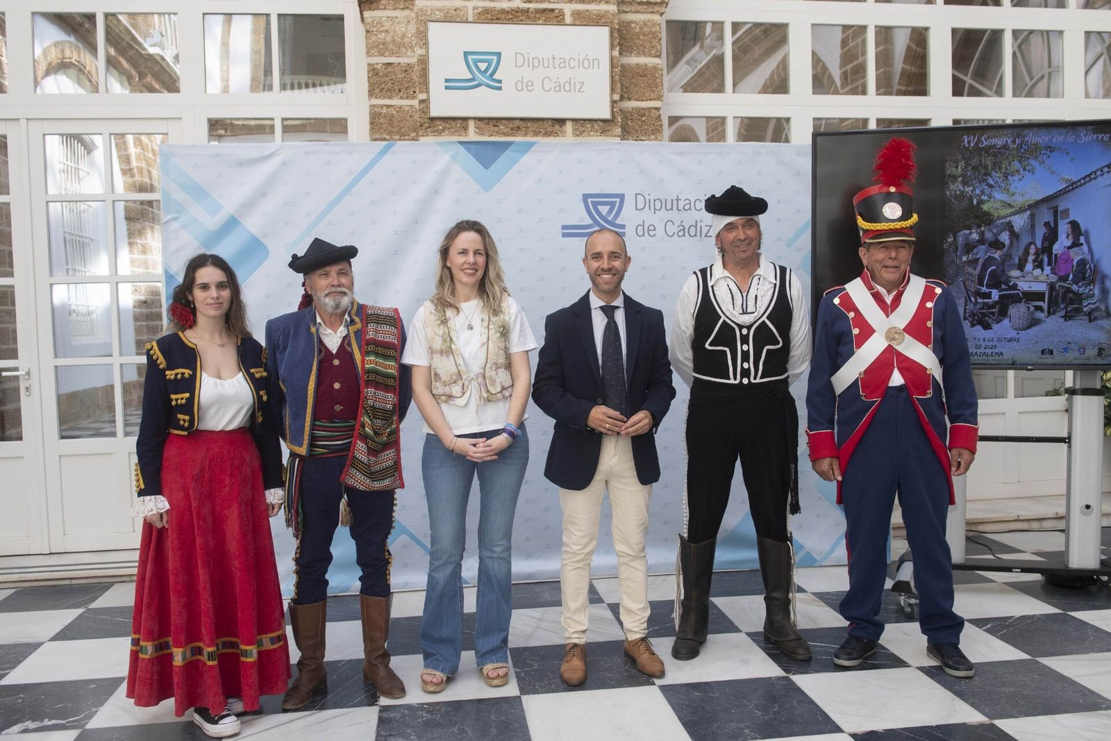 La diputada de Cultura, Vanesa Beltrán, y el alcalde de Grazalema, Carlos García, con algunos voluntarios.