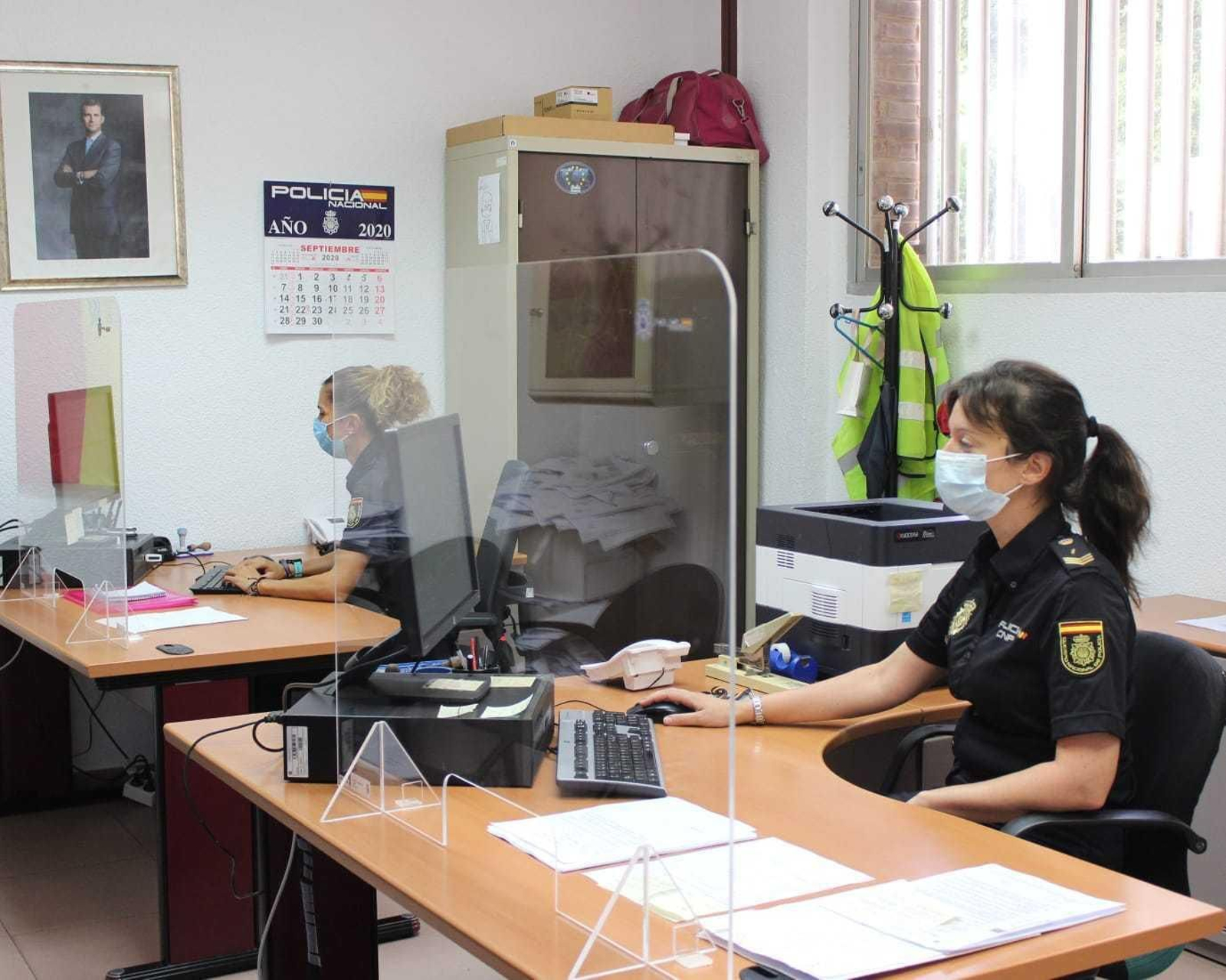 Agentes de la Unidad de Atención a la Familia y Mujer de la Comisaría de Almería de la Policía Nacional