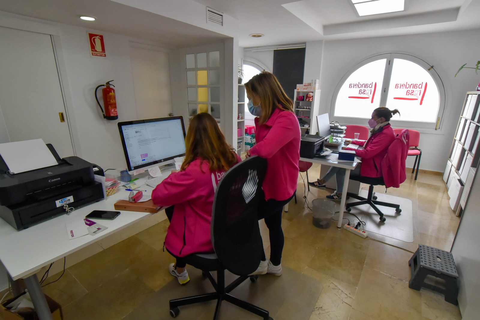 Las fotos de una mañana en la sede de Bandera Rosa