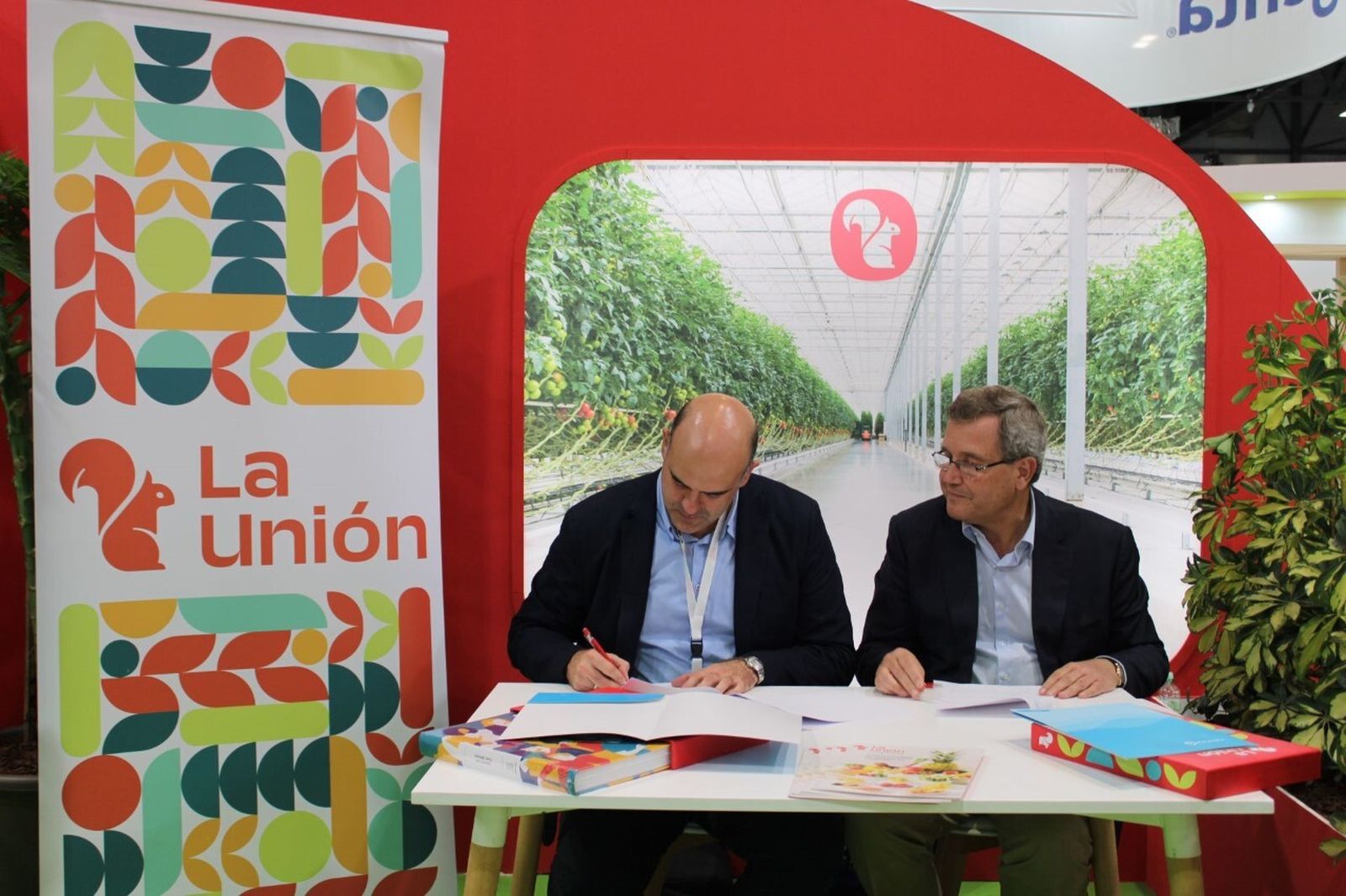 Jesús Barranco, CEO de La Unión, y Ricardo Currás, CEO de ActiveH2O, fueron los responsables de la firma del acuerdo el pasado 5 de octubre en el stand de La Unión en Fruit Attraction.