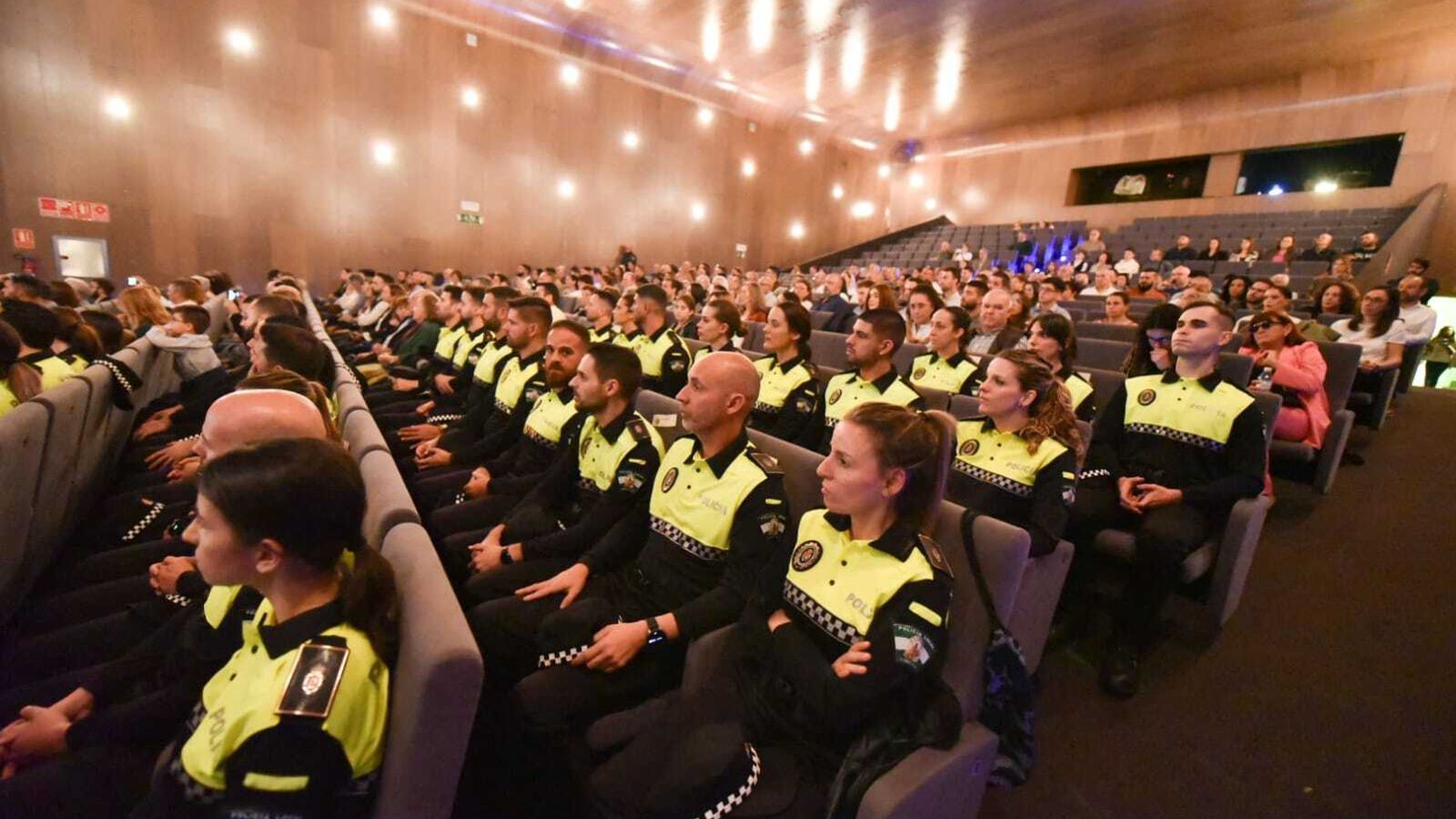 Los nuevos agentes en el Teatro Florida, este jueves.