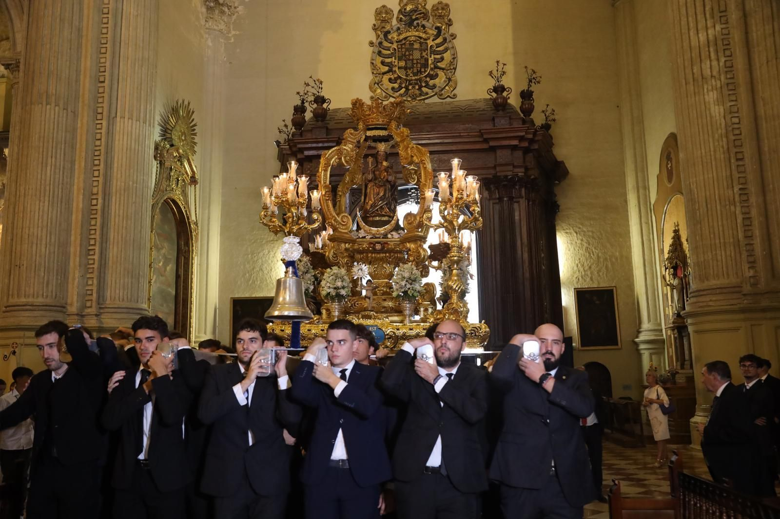 La procesión de la Virgen de la Victoria de Málaga, en imágenes