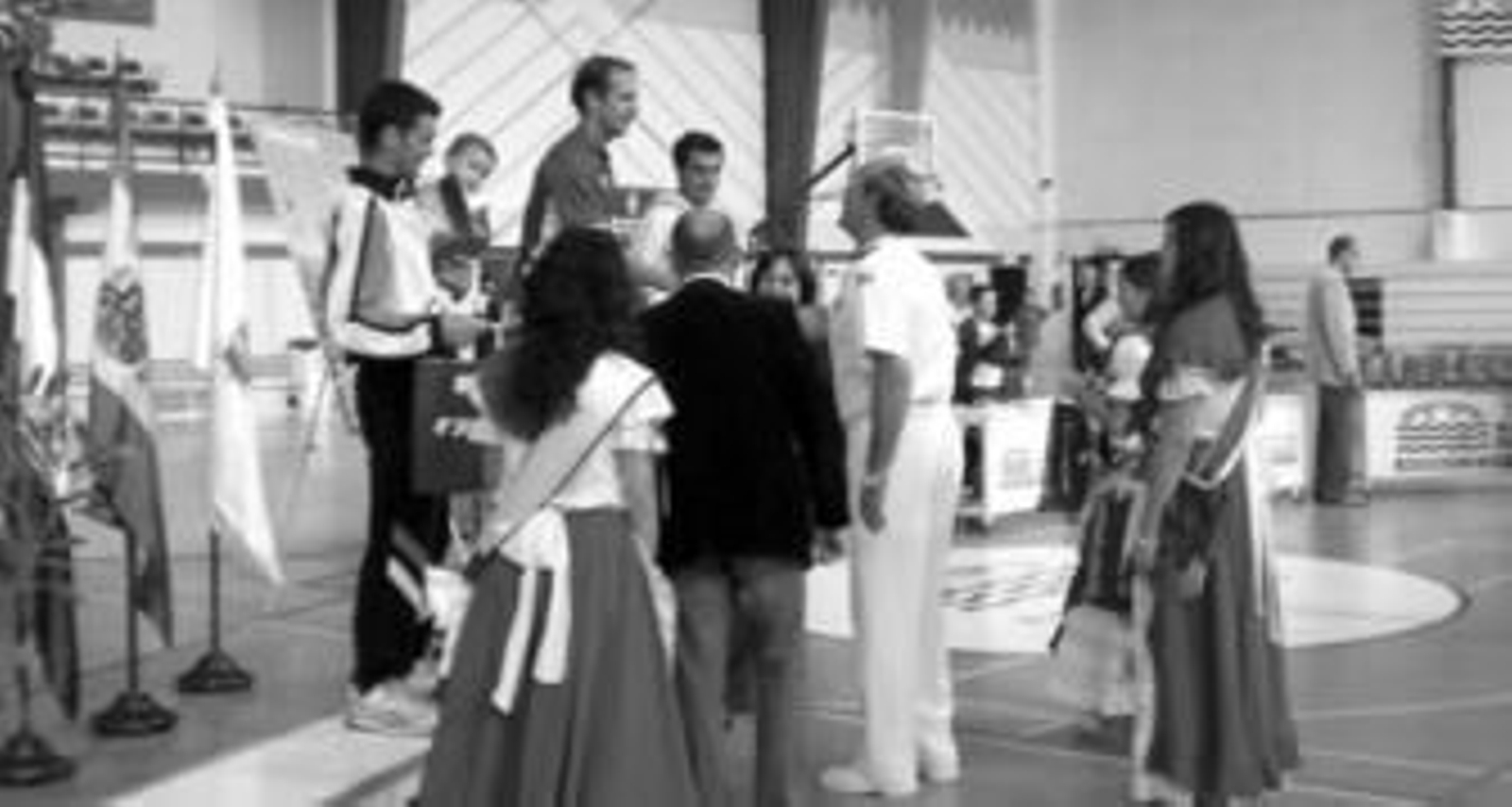 Momento en el que Arturo Cañas entrega a Miguel Espinosa la medalla de primer clasificado en el Memorial Carmona Páez.