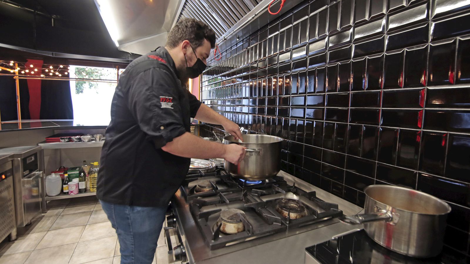 Isidro López, ante los fogones.