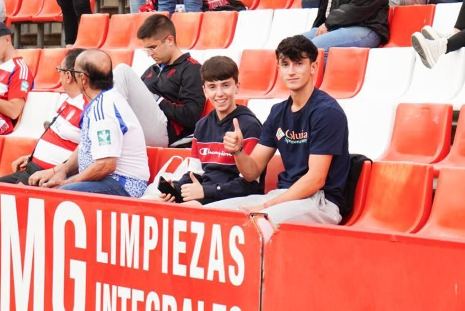 Encuéntrate en la grada de Los Cármenes en el Granada-Córdoba