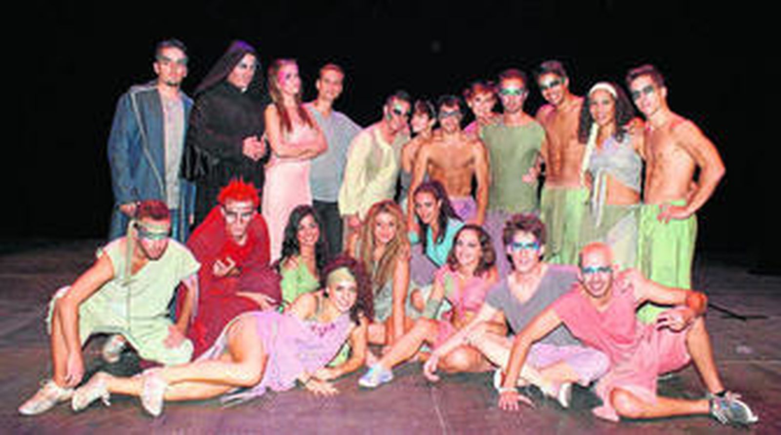 Todo el elenco de 'Notre Dame de París', sobre el escenario.