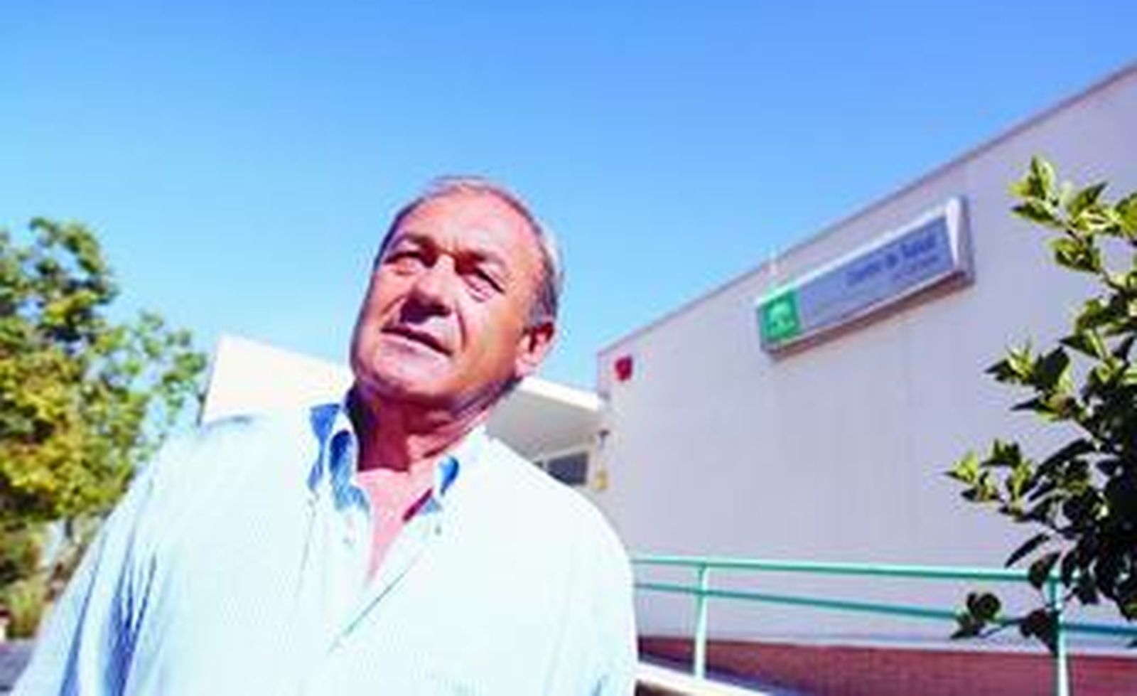 Jorge García Lahesa, ayer, frente al centro de salud de La Carihuela, en Torremolinos.
