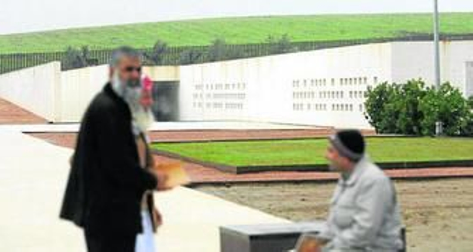 Unos visitantes, junto al Museo de Medina Azahara.