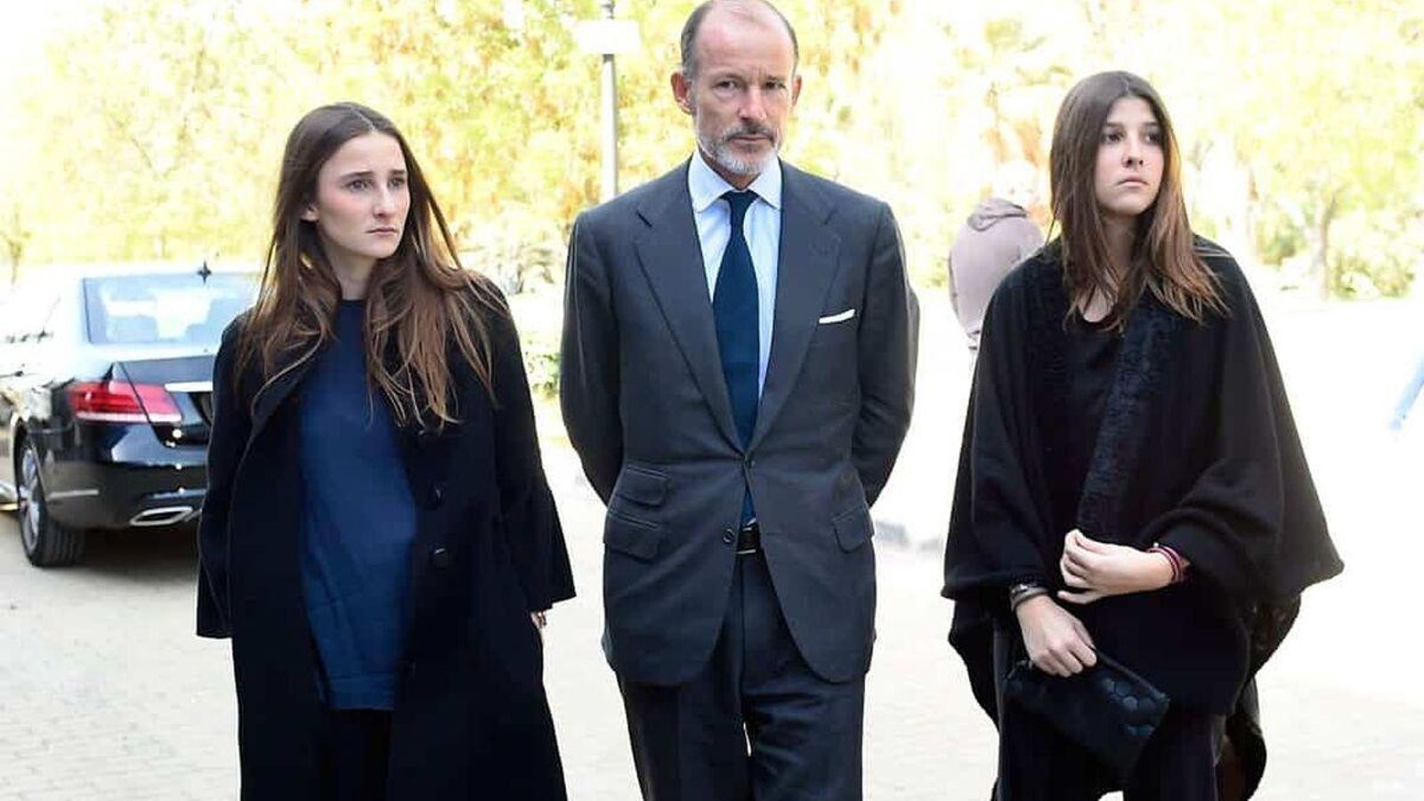 Mafalda con su padre, Kyril de Bulgaria, y su hermana en el funeral de su abuela hace unos años.