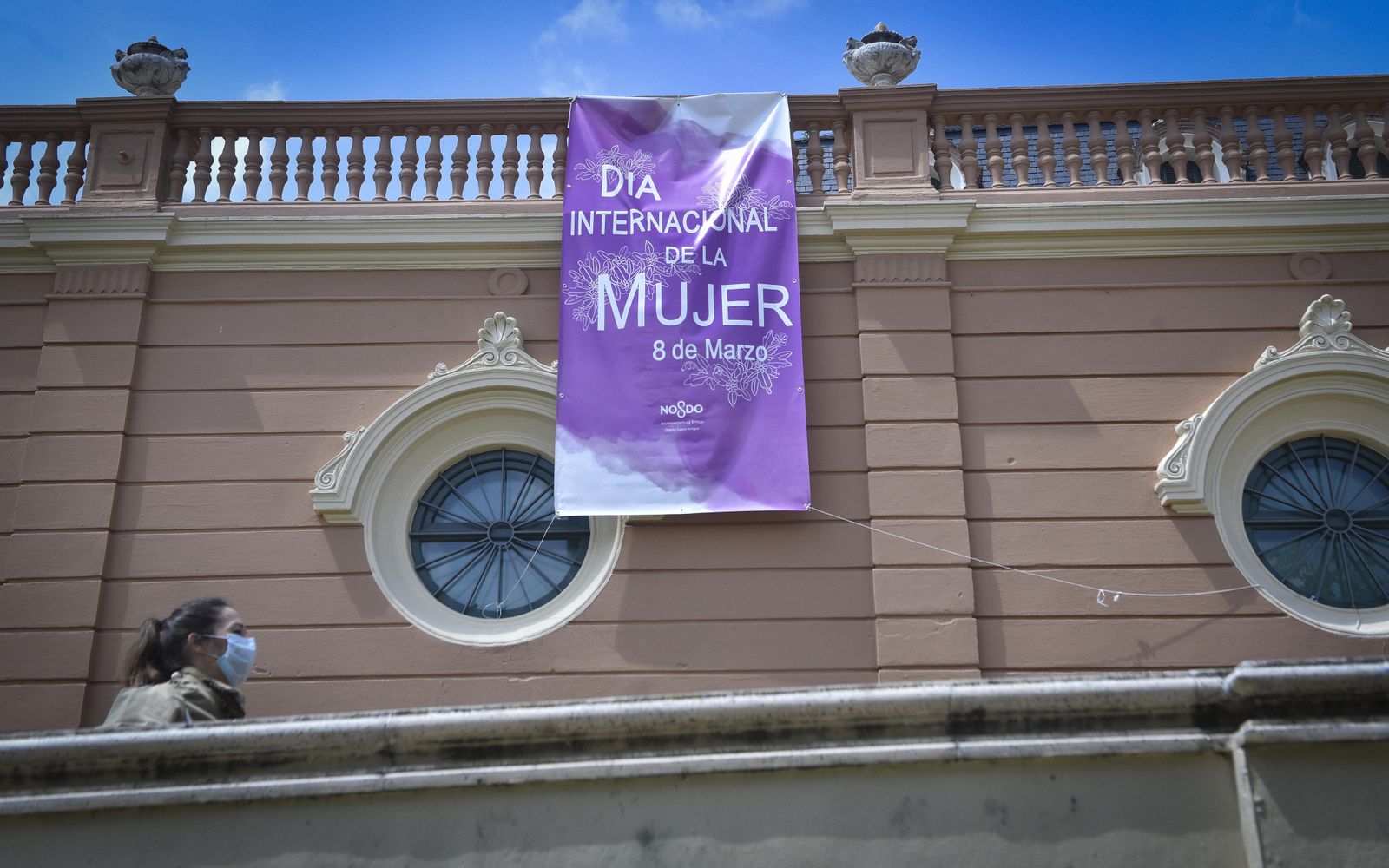 El cartel del 8-M luce en la Casa de las Sirenas, en la Alameda de Hércules