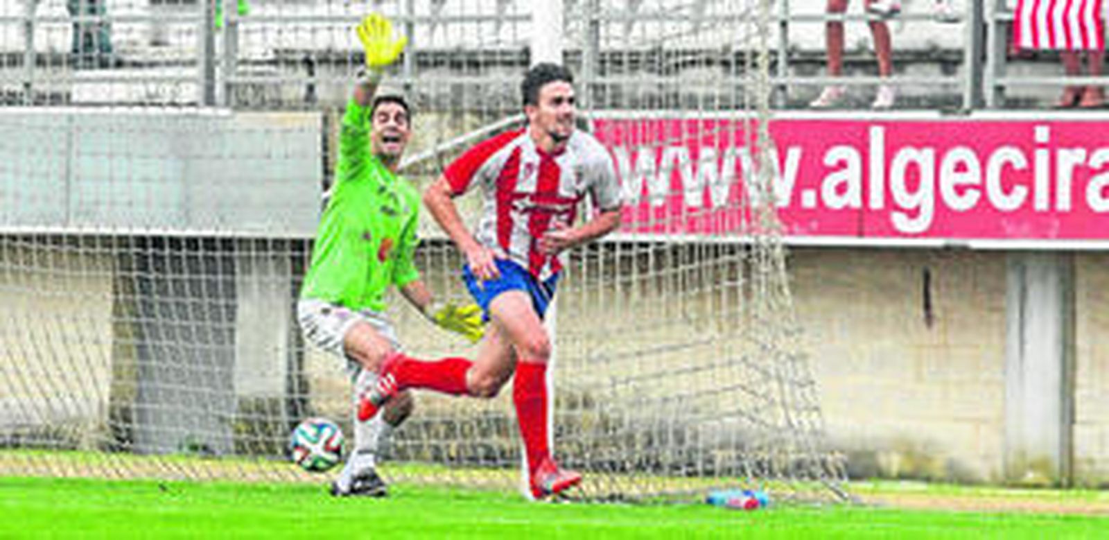 Joselu corre a celebrar el gol tras batir al guardameta de la Peña Deportiva.