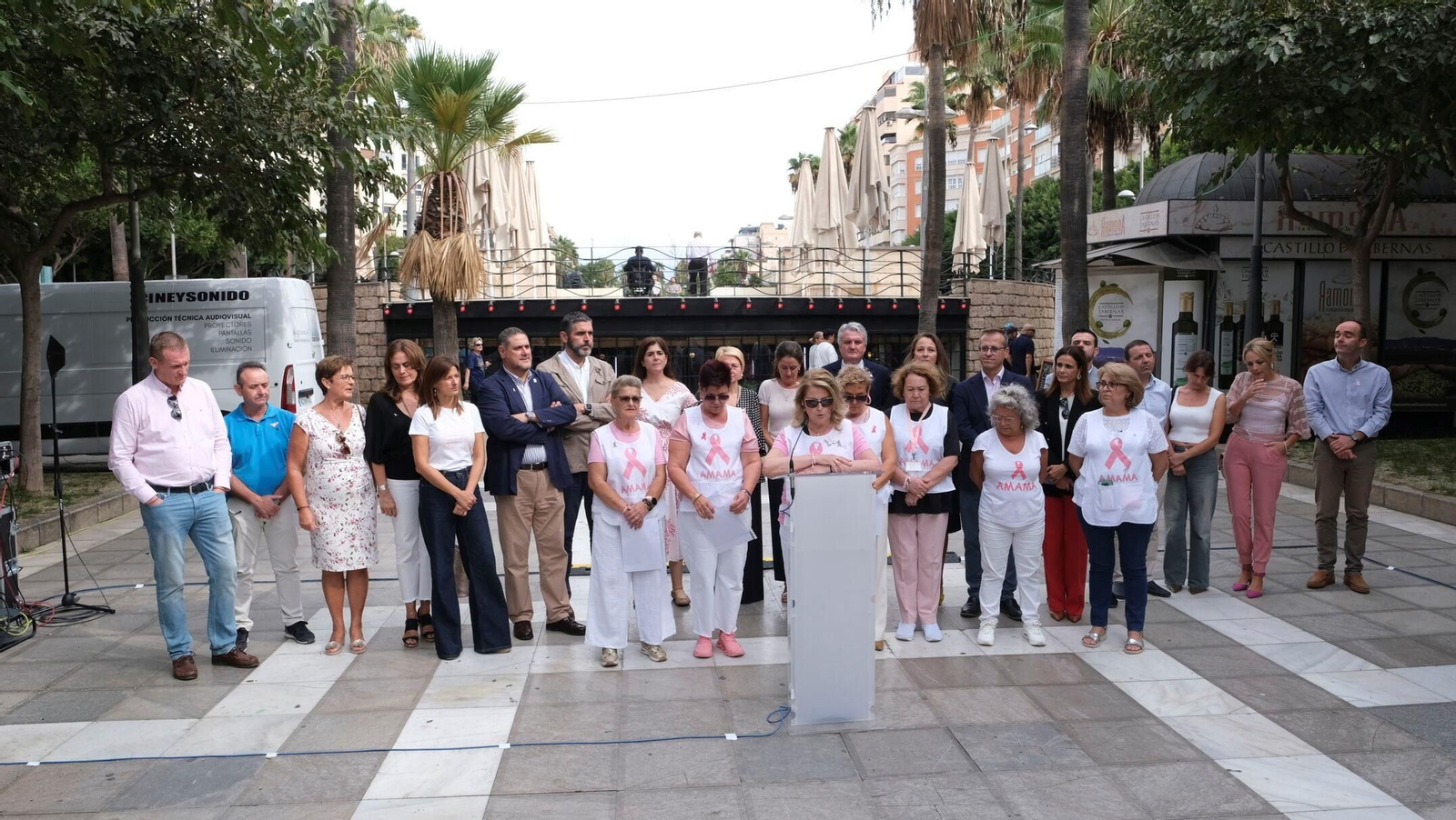 Lectura del manifiesto de la Asociación AMAMA en un acto celebrado en el Mirador de la Rambla de Almería con motivo del Día Internacional del Cáncer de Mama que es el domingo 19 de octubre.
