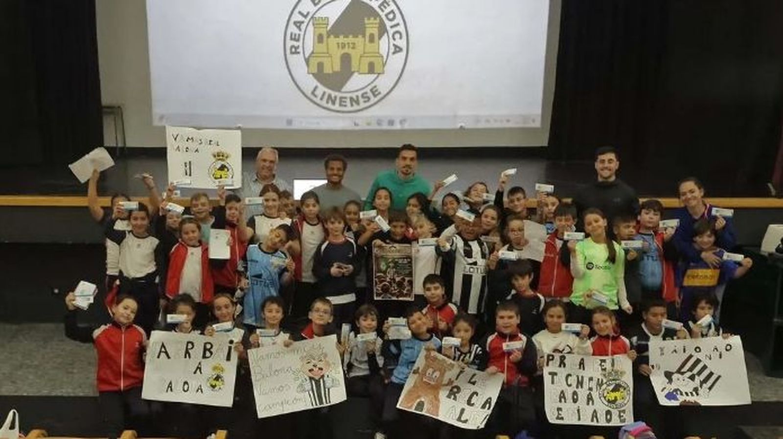 Una visita de jugadores de la Balona a un centro escolar, el pasado curso