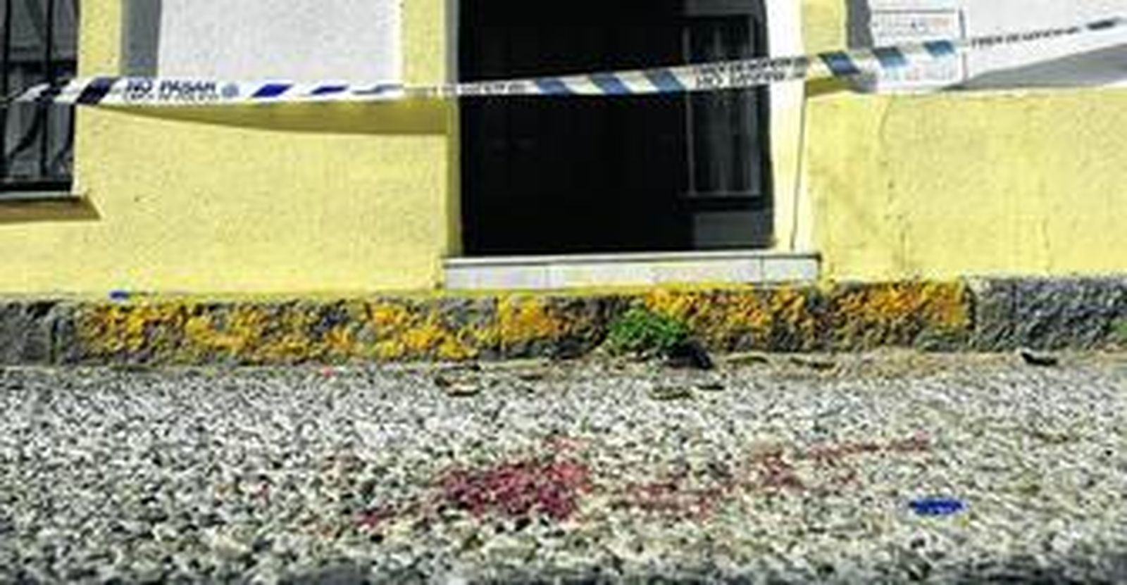 Aquí, en la calle Cervantes, delante de la vivienda precintada por la Policía , quedo malherido en el suelo la víctima.